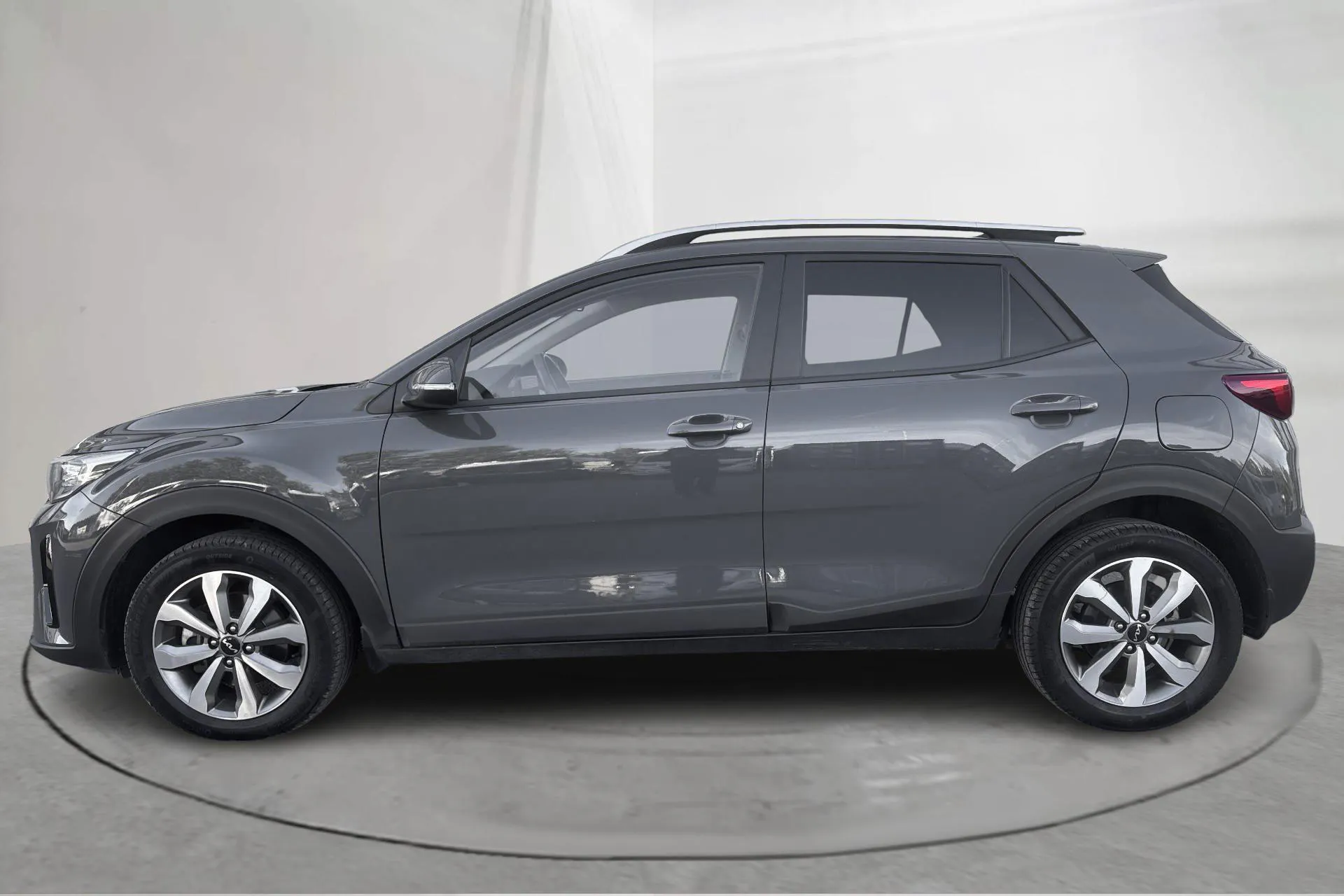 Presentationsfoto 2 av 14: KIA Stonic 1.0 T-GDi 48V (120hk) - 6 674 mil - Automat - grå - 2023