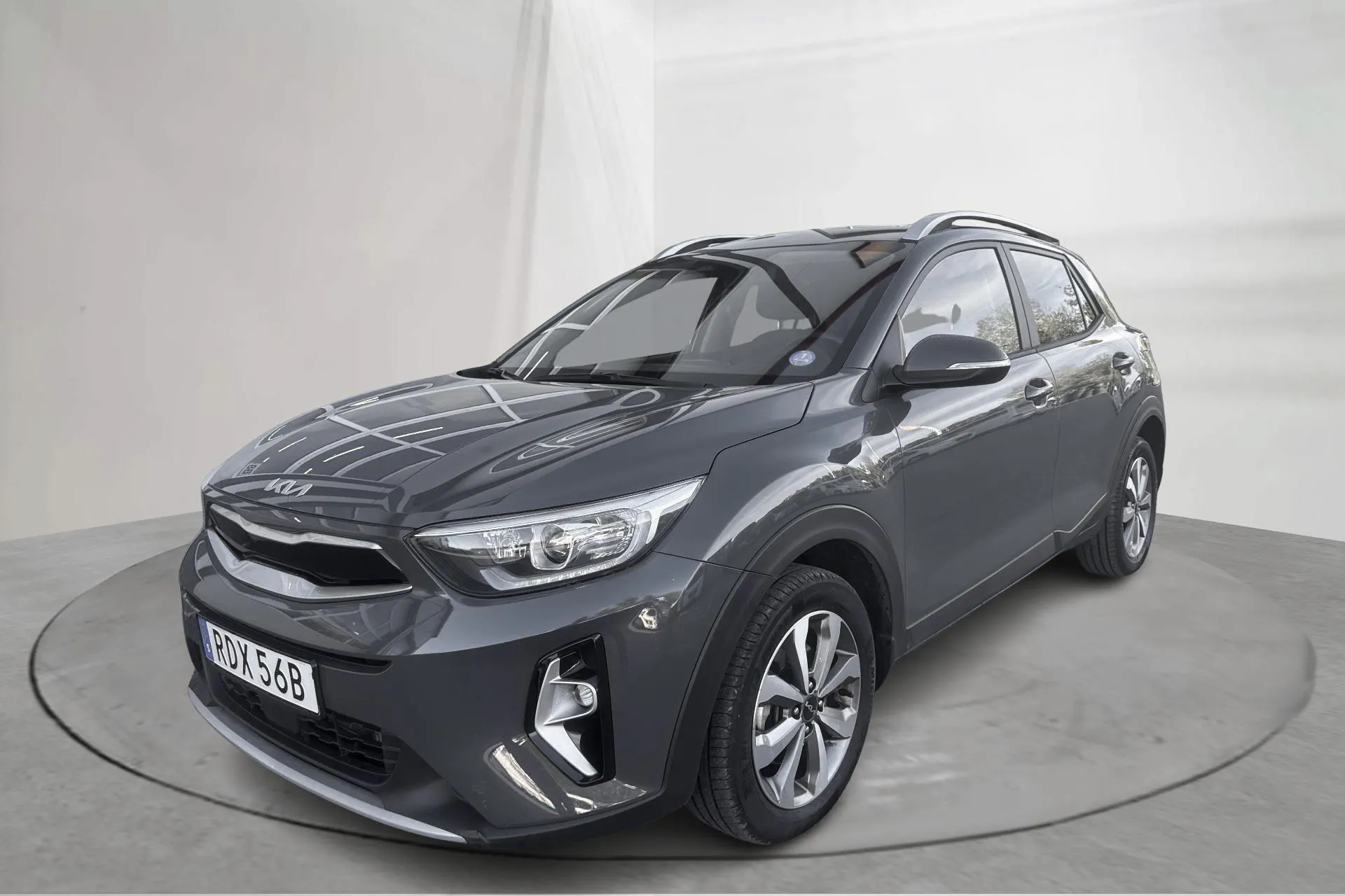 Presentationsfoto 1 av 14: KIA Stonic 1.0 T-GDi 48V (120hk) - 6 674 mil - Automat - grå - 2023