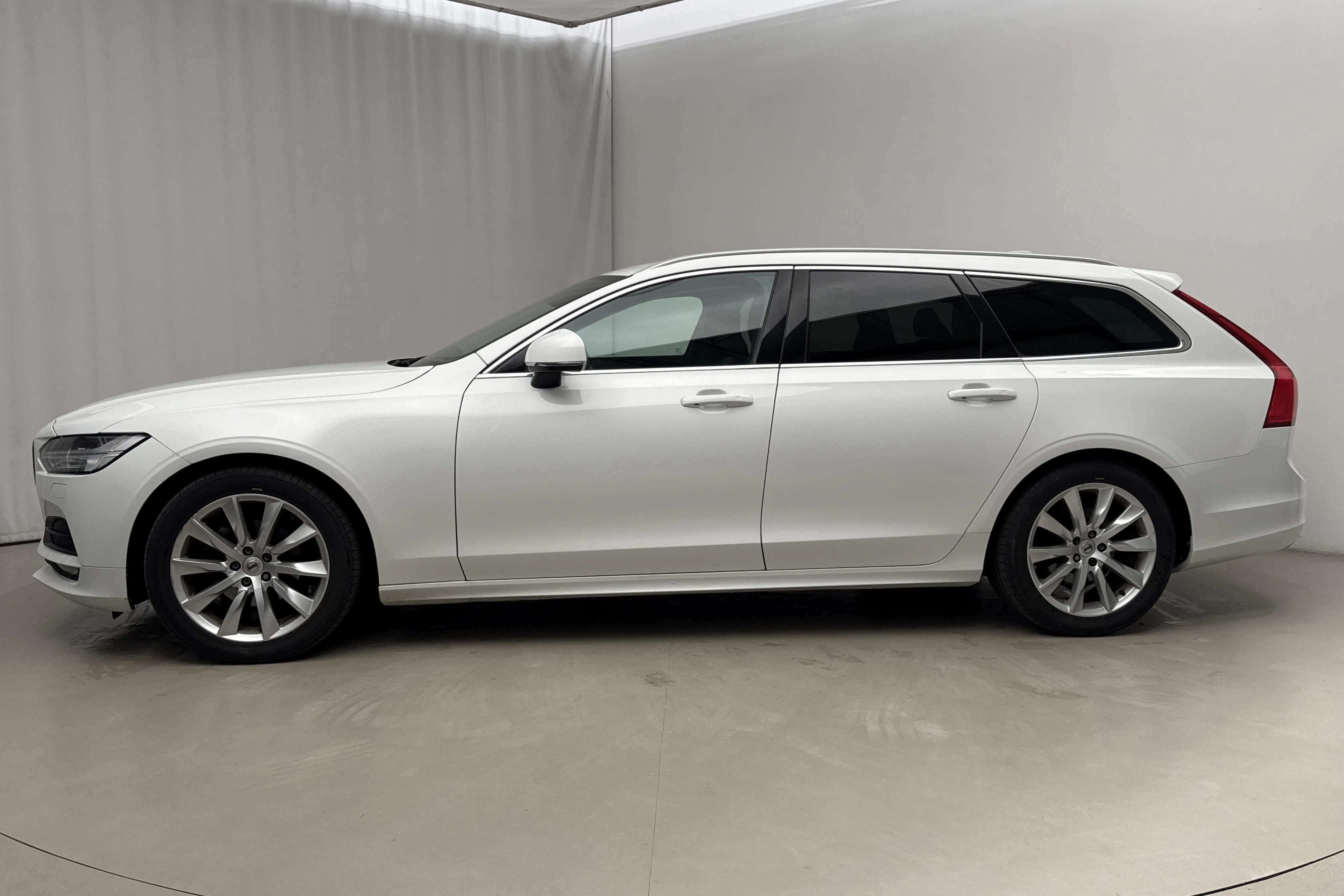 Presentationsfoto 2 av 19: Volvo V90 D4 (190hk) - 17 585 mil - Automat - vit - 2019