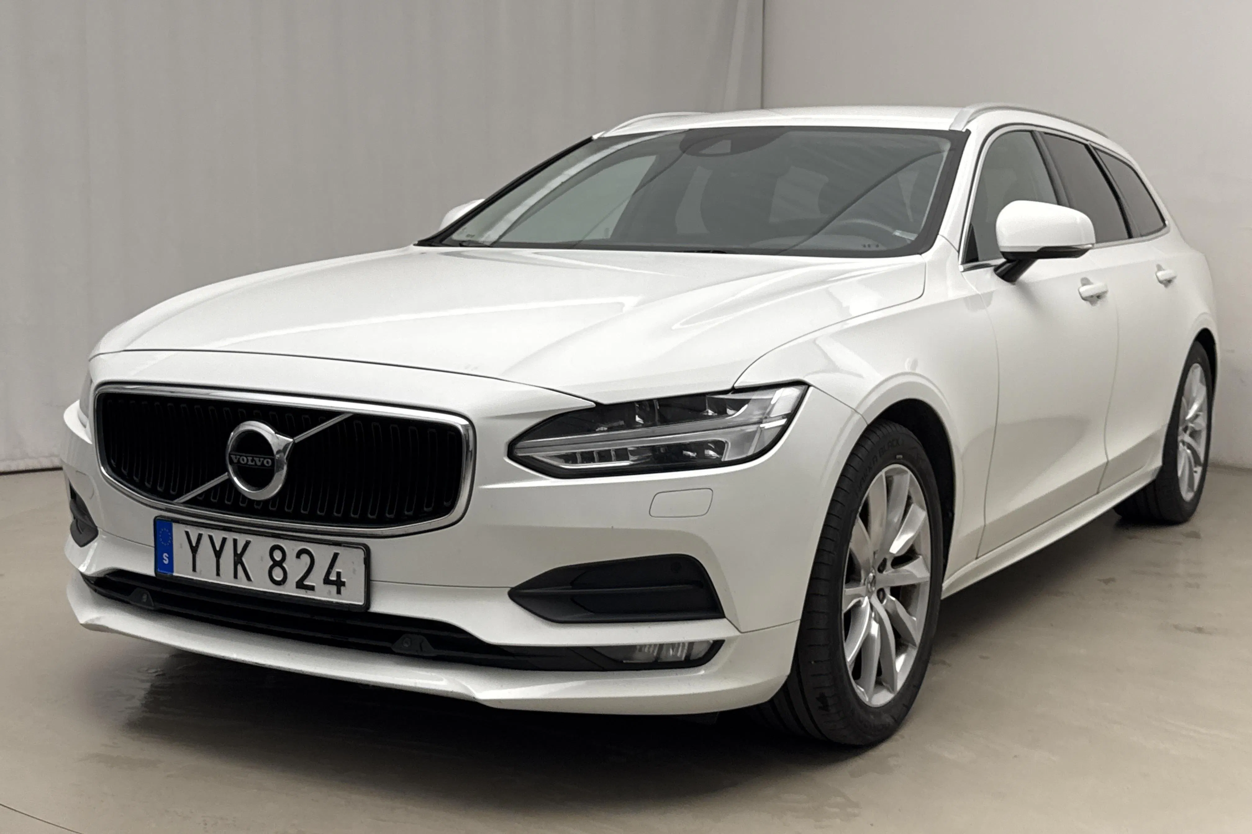 Presentationsfoto 1 av 19: Volvo V90 D4 (190hk) - 17 585 mil - Automat - vit - 2019