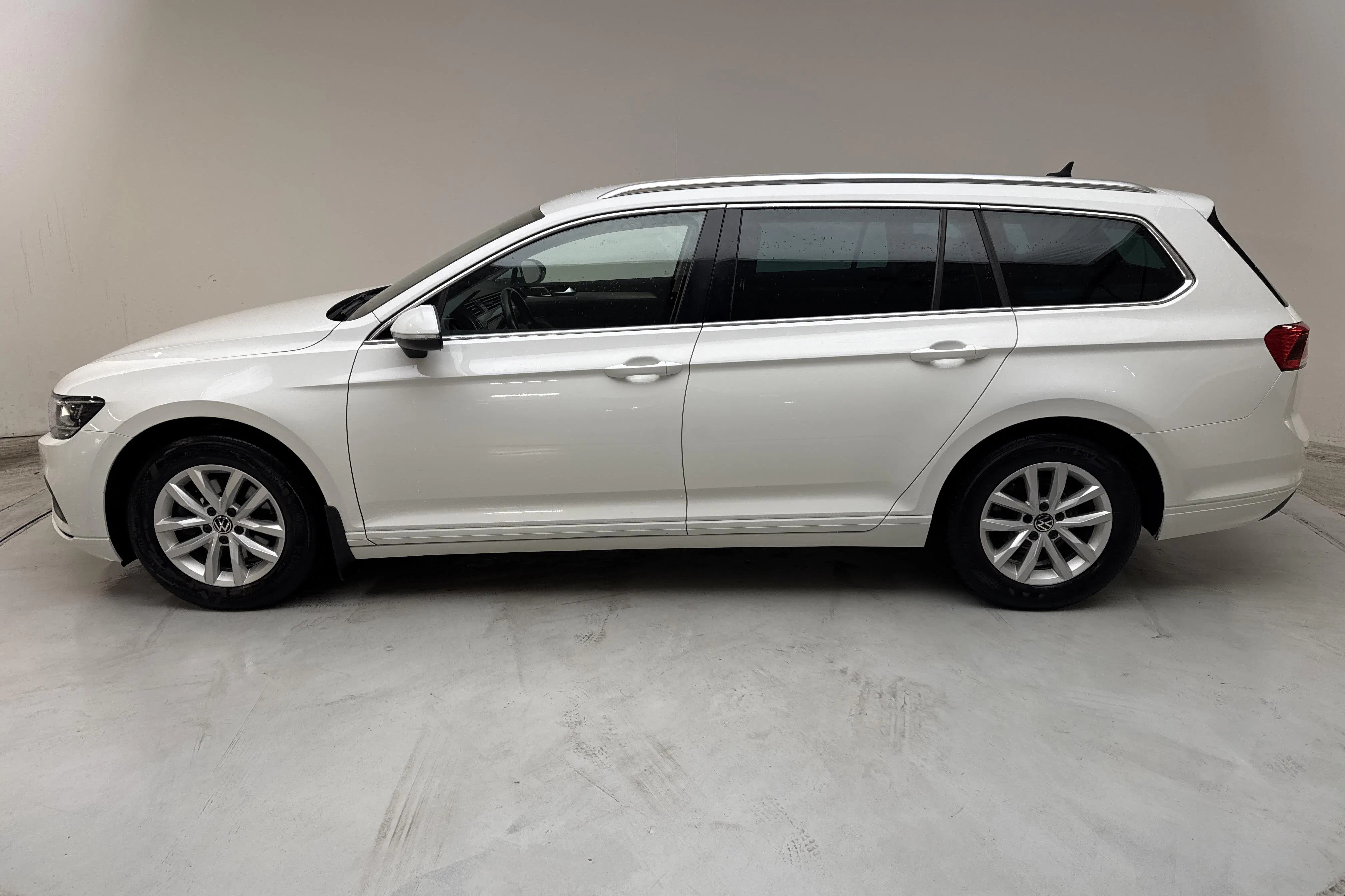 Presentationsfoto 2 av 12: VW Passat 2.0 TDI Sportscombi (150hk) - 18 615 mil - Automat - vit - 2021