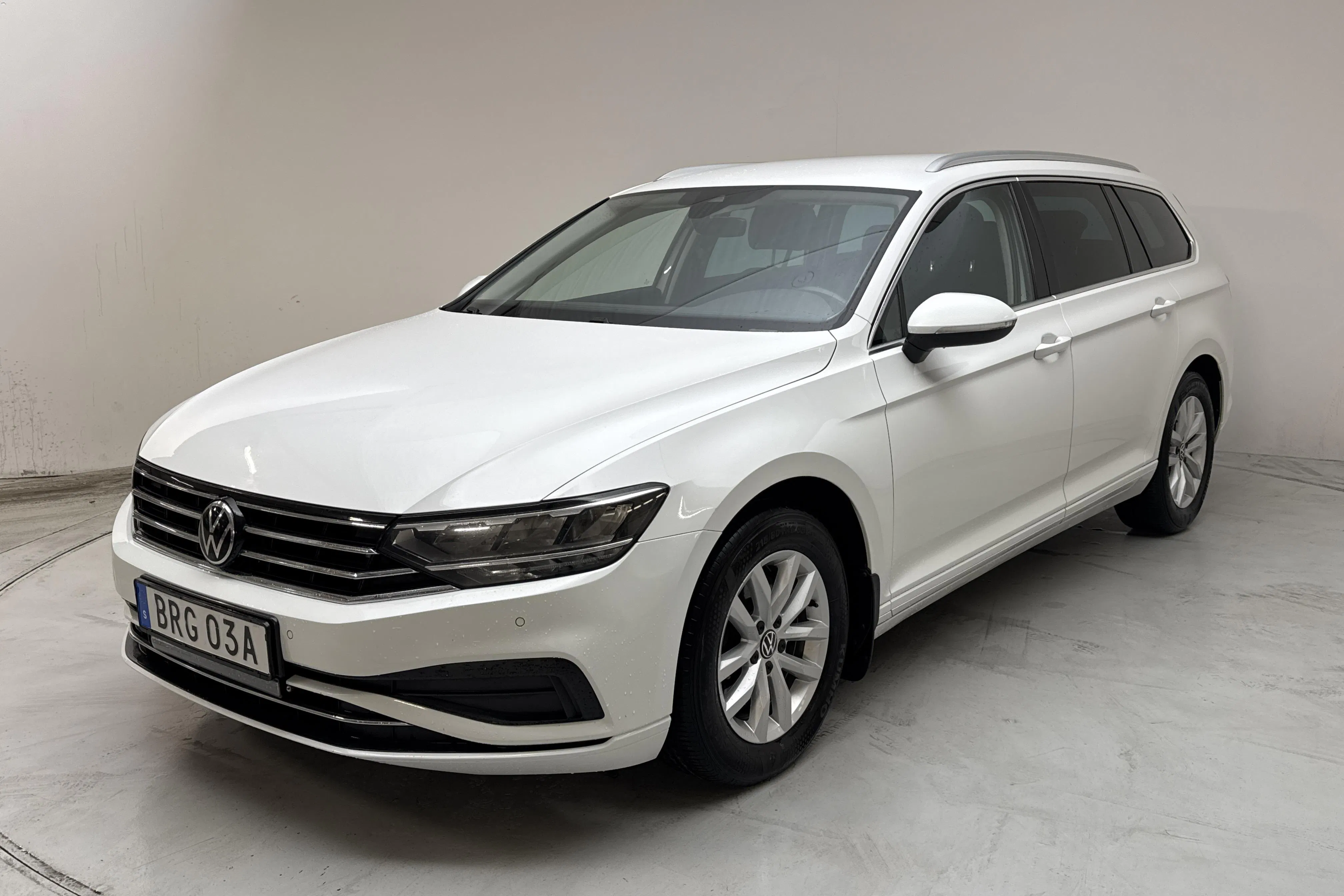 Presentationsfoto 1 av 12: VW Passat 2.0 TDI Sportscombi (150hk) - 18 615 mil - Automat - vit - 2021