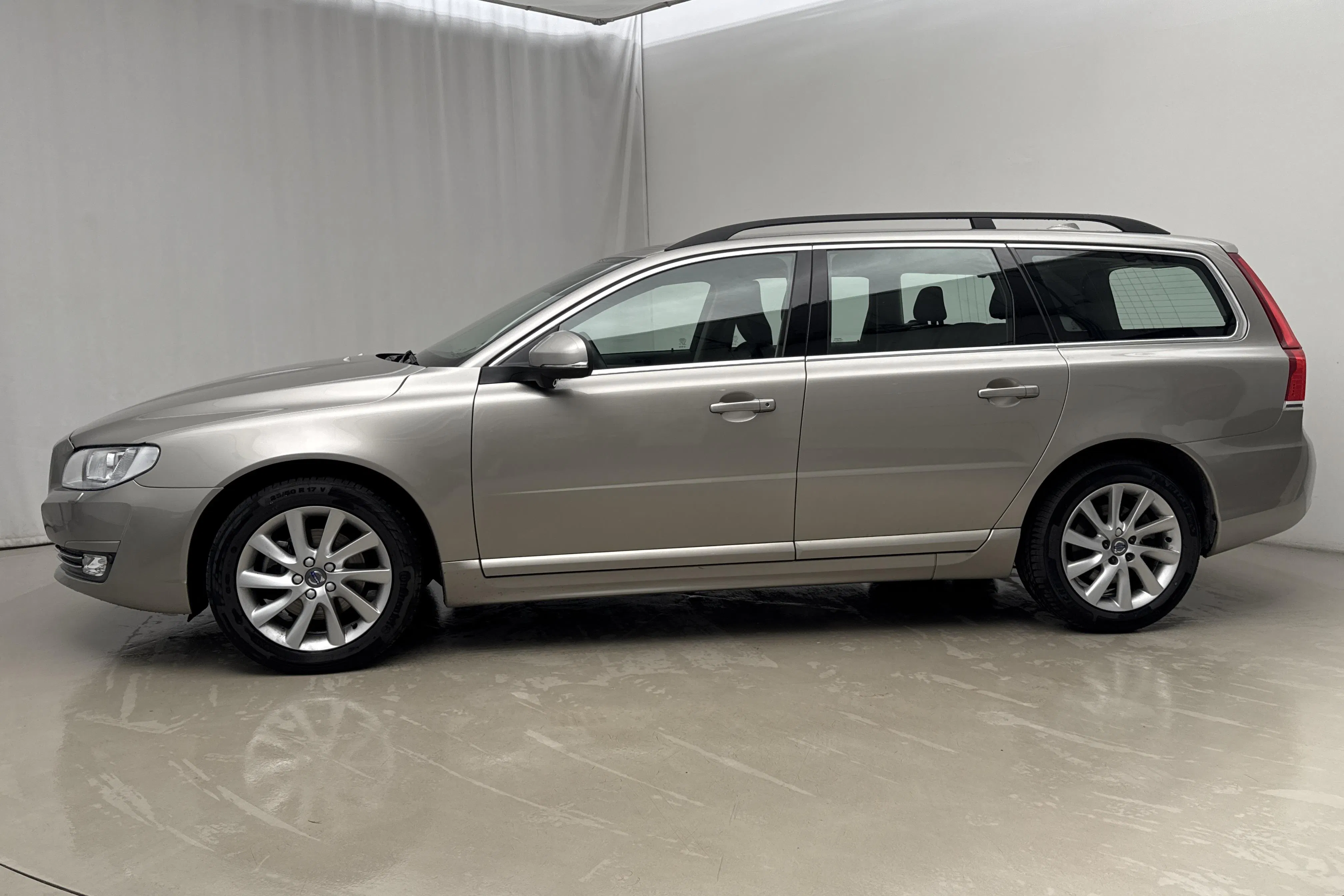 Presentationsfoto 2 av 18: Volvo V70 II T4 (190hk) - 5 645 mil - Automat - Ljusbrun - 2016