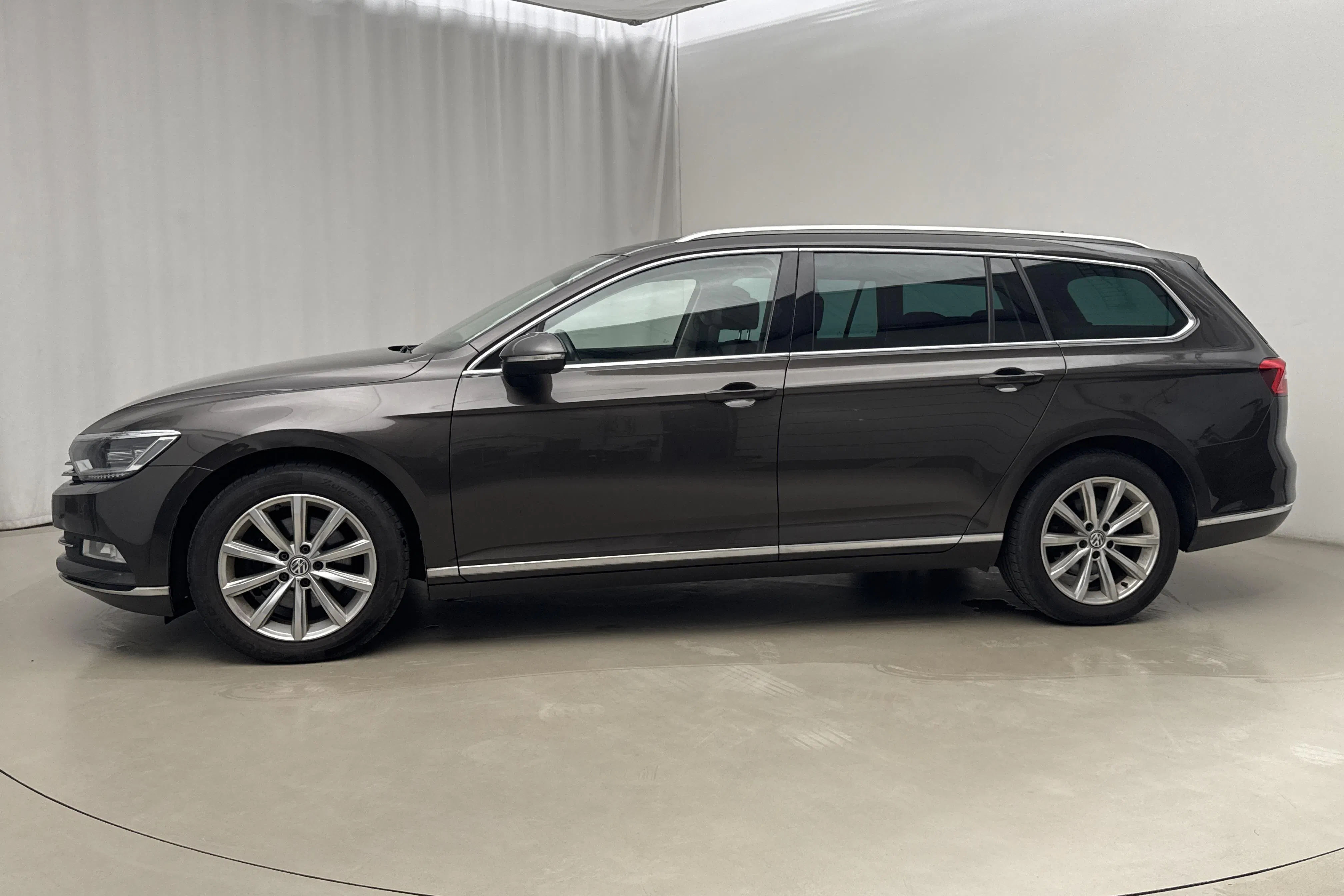 Presentationsfoto 2 av 17: VW Passat 2.0 TDI Sportscombi (190hk) - 17 786 mil - Automat - Mörkbrun - 2016