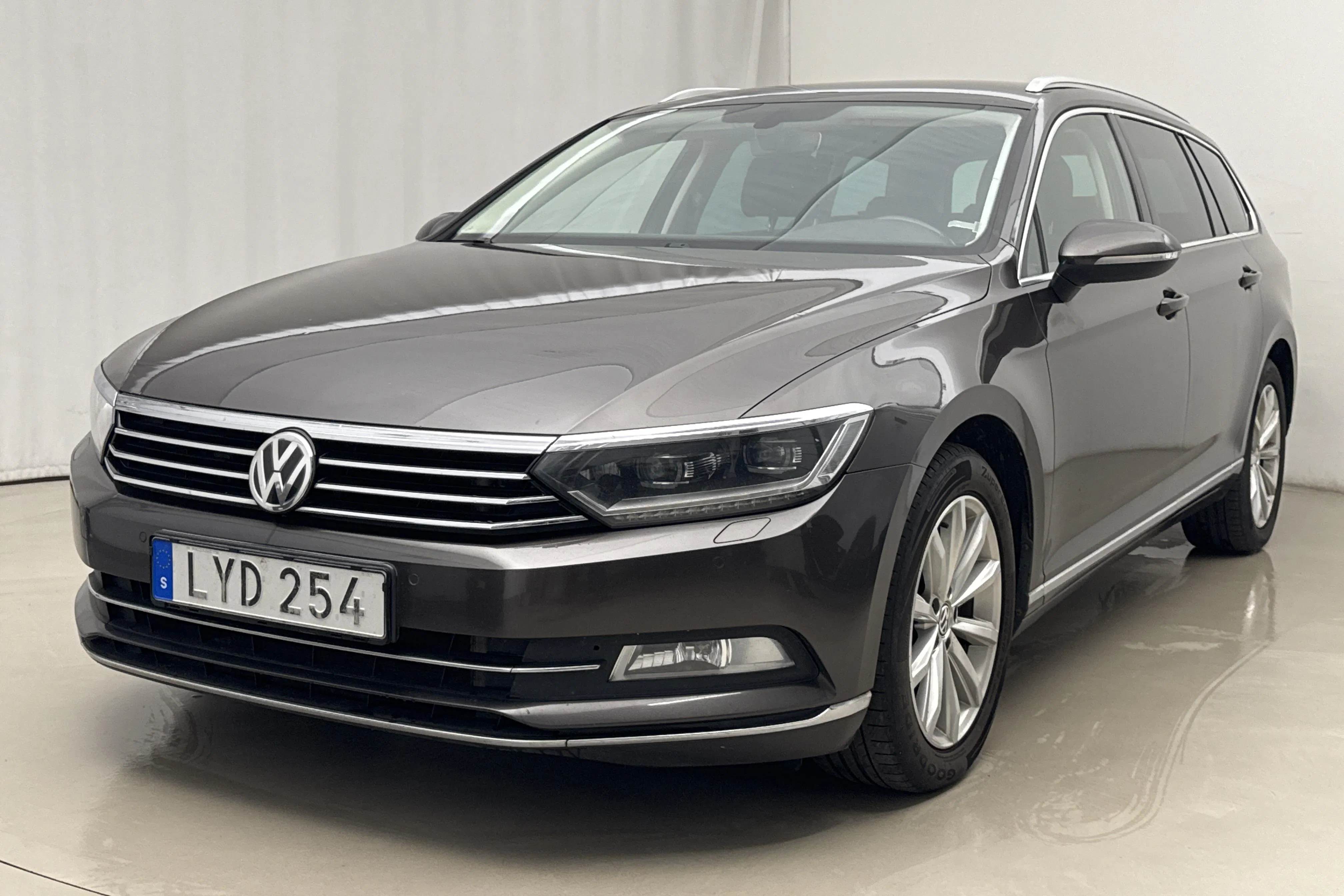 Presentationsfoto 1 av 17: VW Passat 2.0 TDI Sportscombi (190hk) - 17 786 mil - Automat - Mörkbrun - 2016