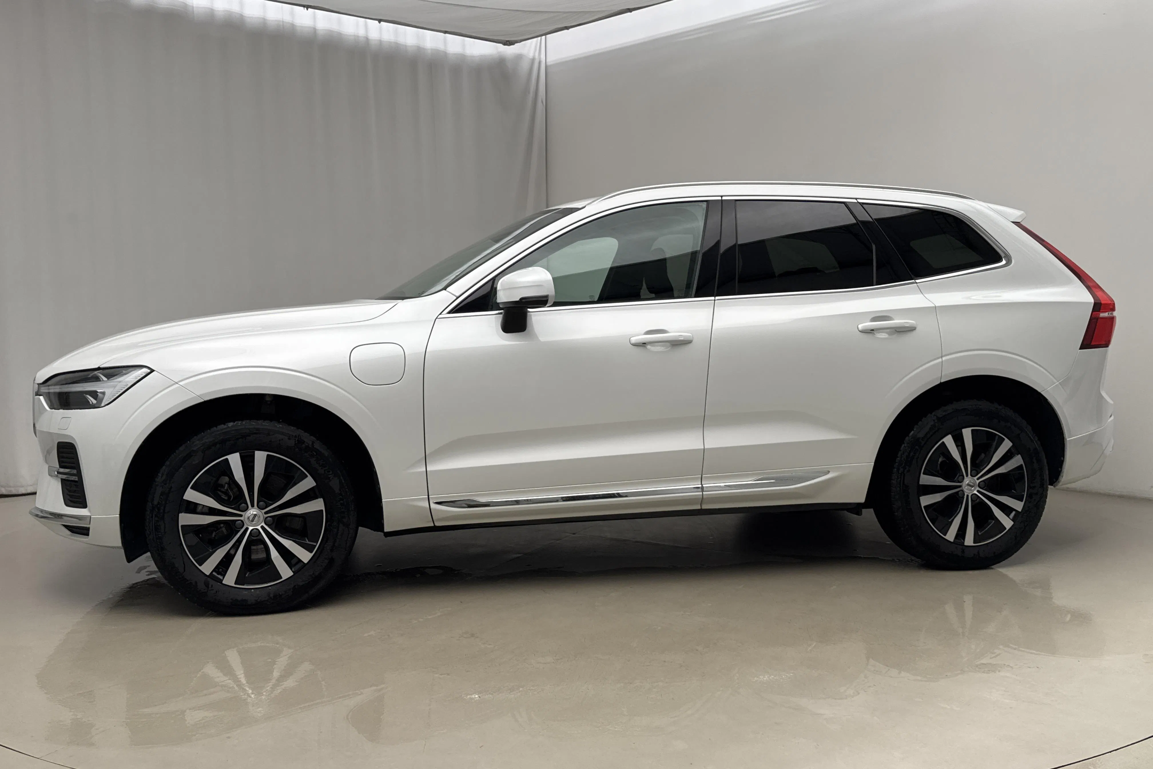 Presentation photo 2 of 24: Volvo XC60 T6 AWD Recharge (350hk) - 122 030 km - Automatic - white - 2025