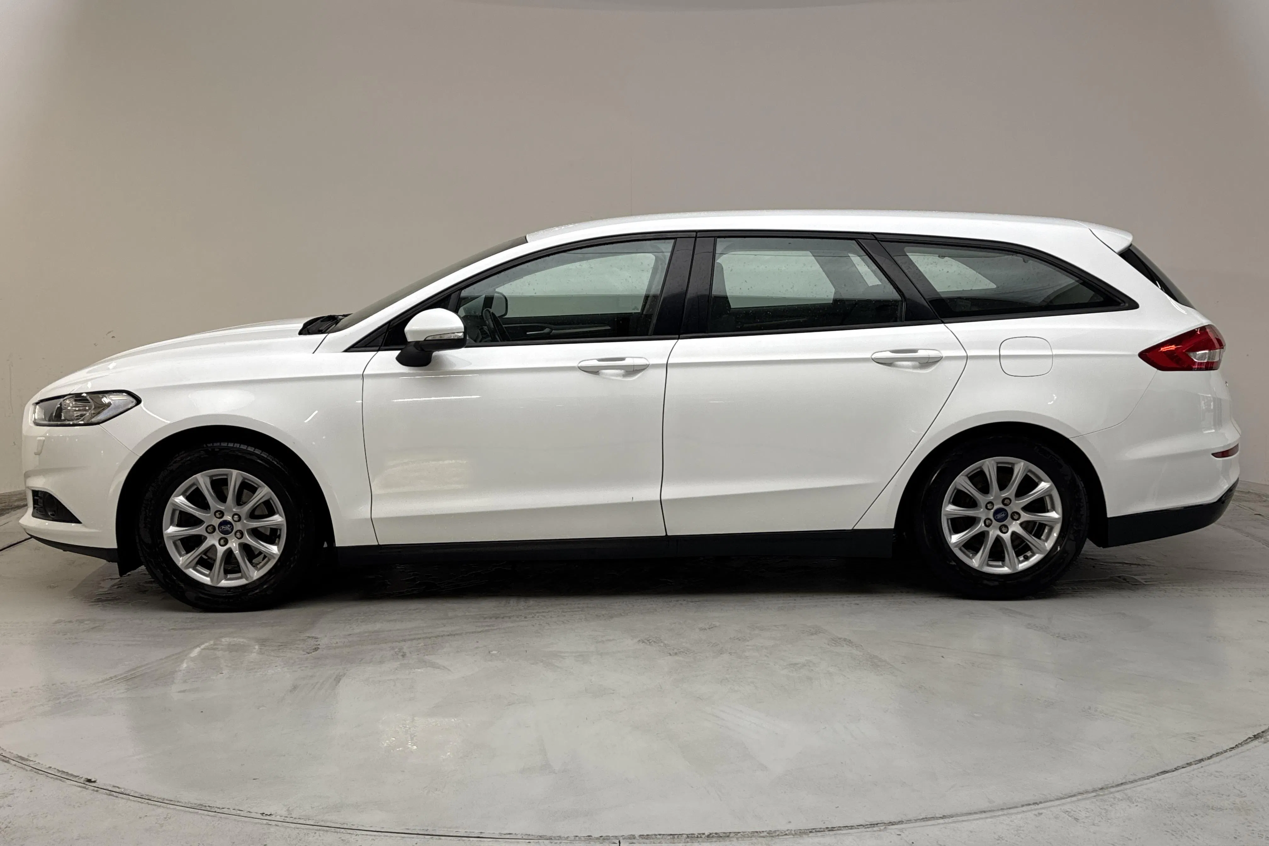 Presentationsfoto 2 av 13: Ford Mondeo 1.5T EcoBoost Kombi (165hk) - 9 418 mil - Manuell - vit - 2018
