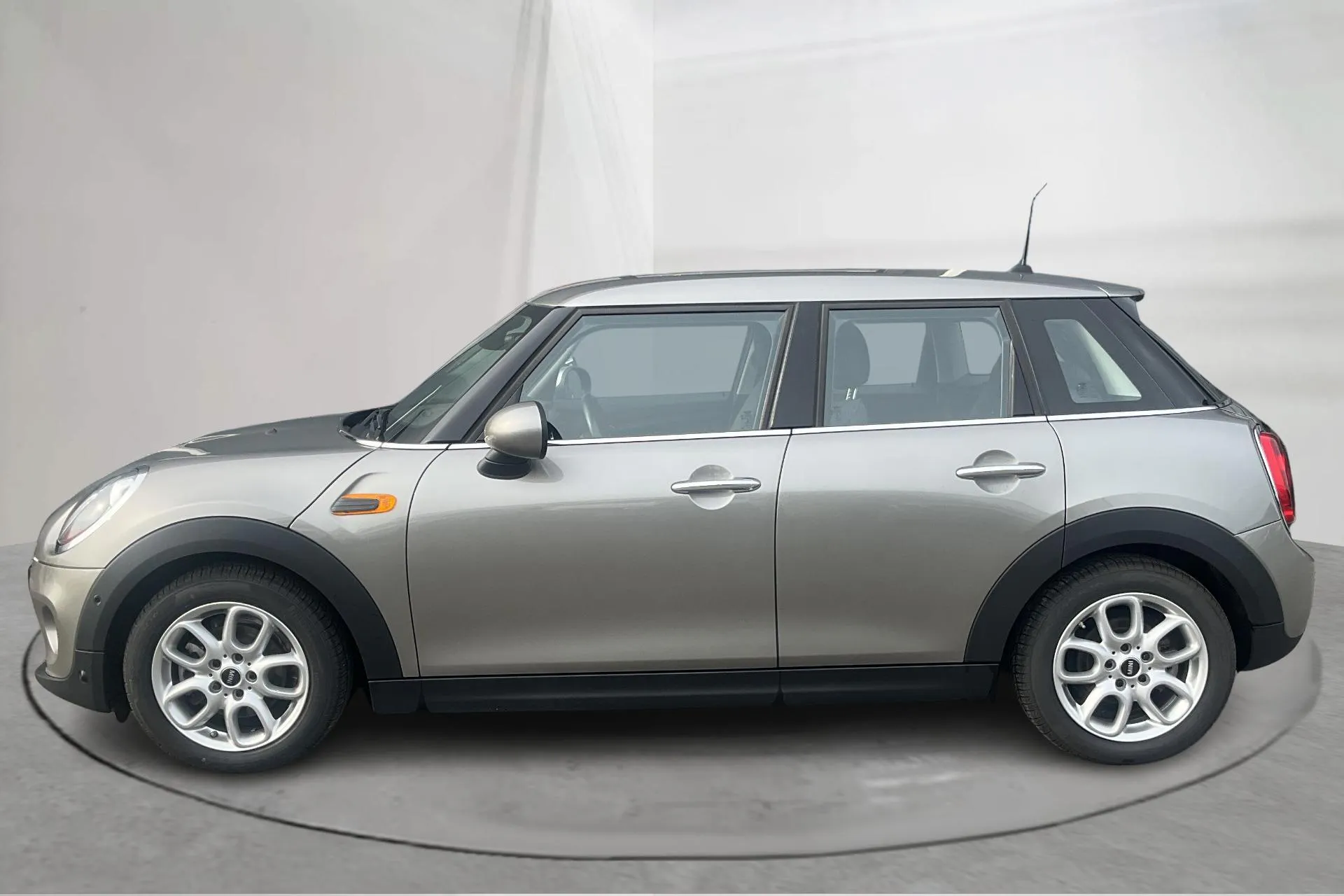 Presentationsfoto 2 av 16: MINI Cooper Hatch 5dr (136hk) - 3 291 mil - Automat - grå - 2018