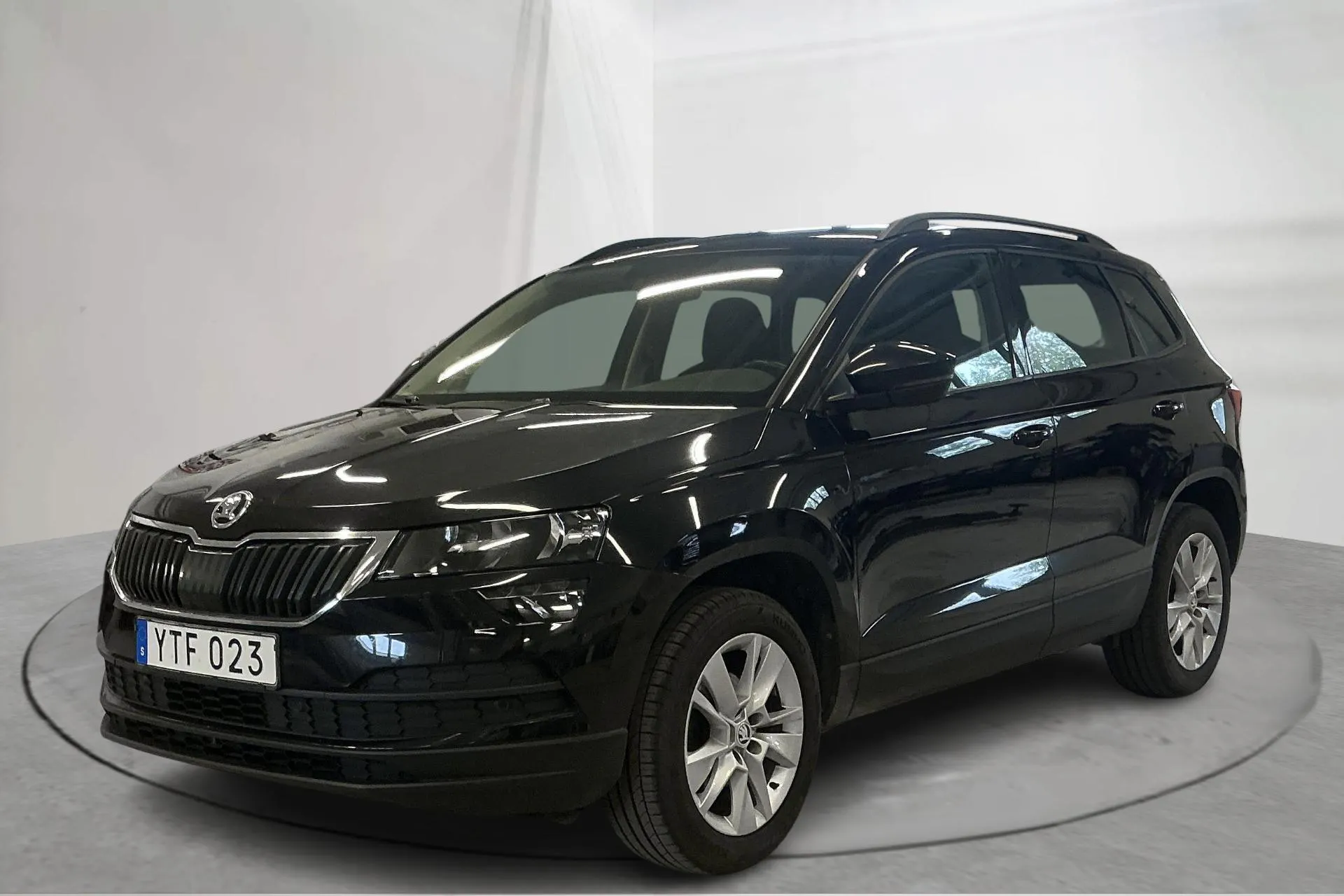 Presentation photo 1 of 13: Skoda Karoq 1.0 TSI (115hk) - 140 400 km - Manual - black - 2019