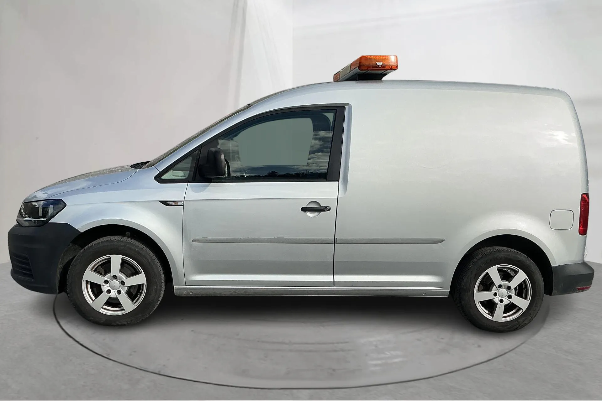 Presentationsfoto 2 av 19: VW Caddy 2.0 TDI Skåp (102hk) - 7 634 mil - Manuell - silver - 2017