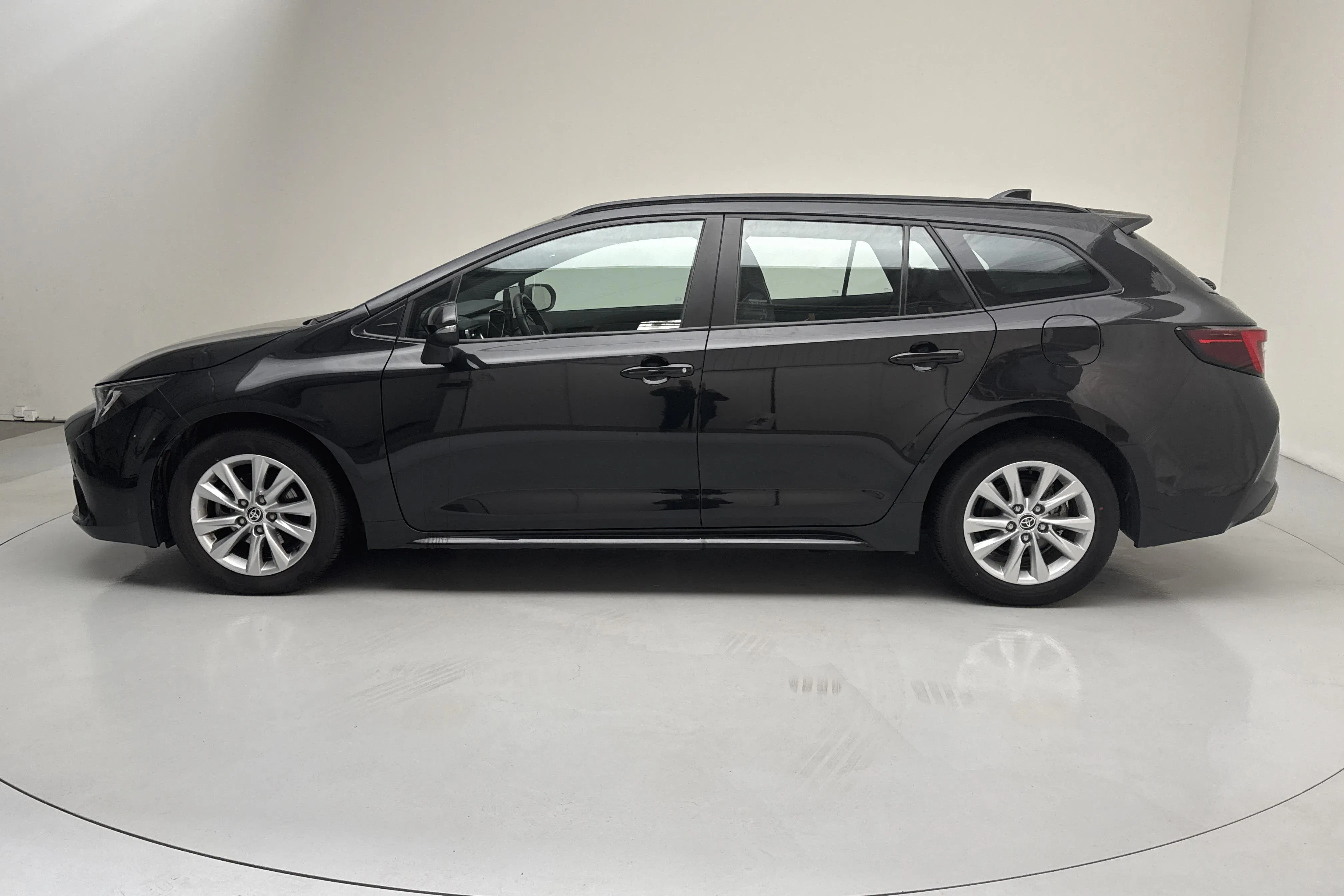 Presentationsfoto 2 av 13: Toyota Corolla 1.8 Hybrid Touring Sports (140hk) - 2 720 mil - Automat - svart - 2024