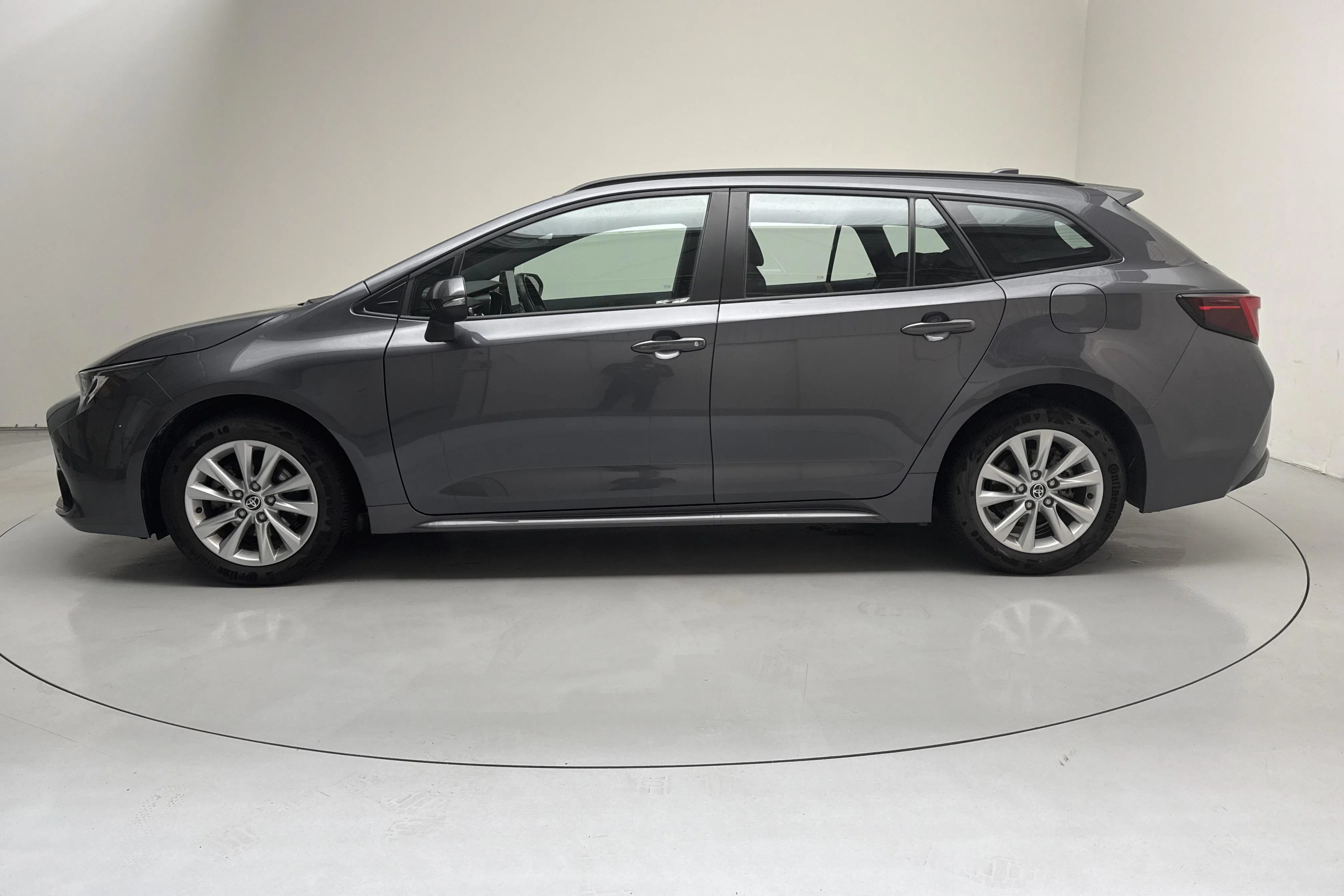 Presentationsfoto 2 av 14: Toyota Corolla 1.8 Hybrid Touring Sports (140hk) - 2 880 mil - Automat - Mörkgrå - 2023