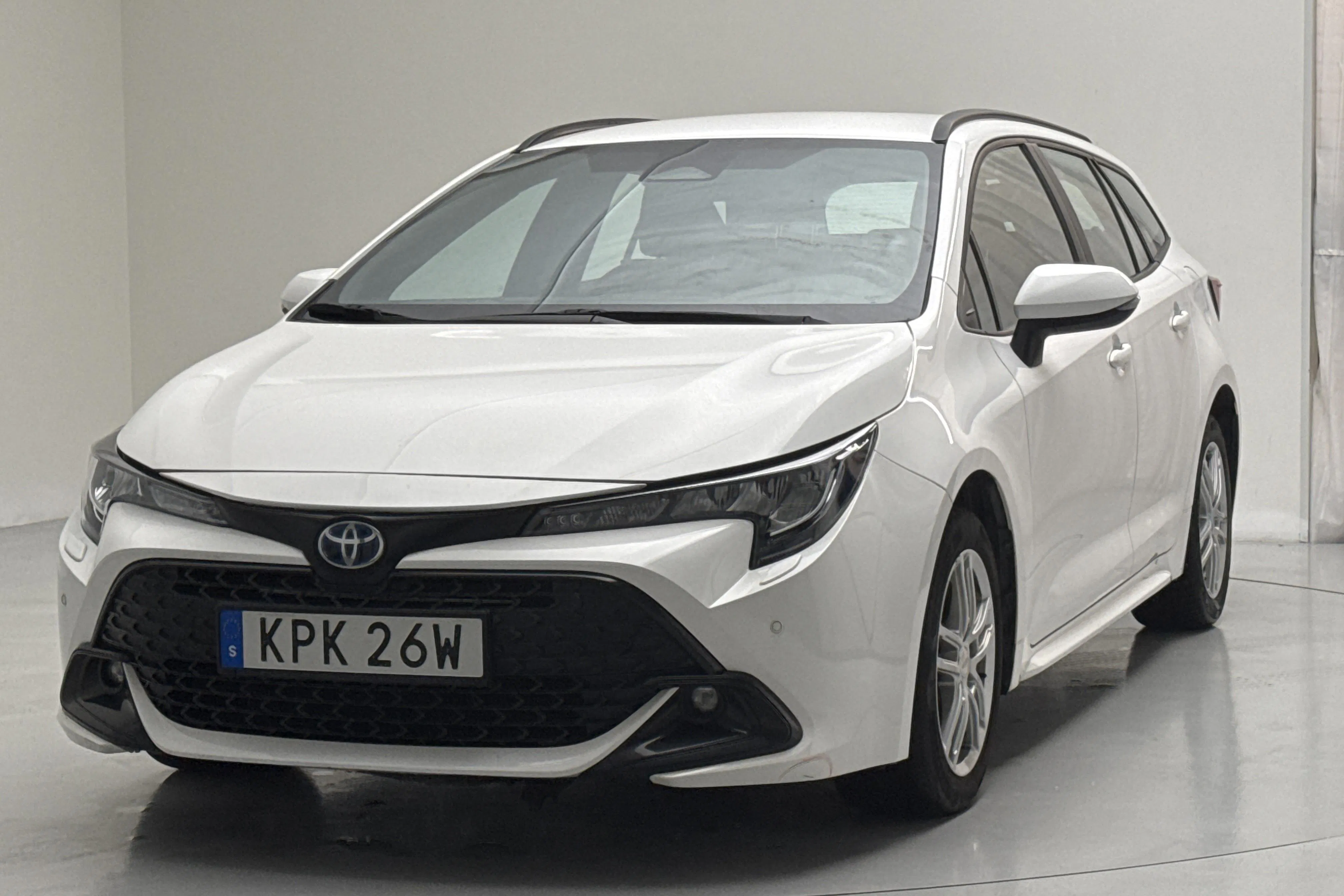 Presentationsfoto 1 av 15: Toyota Corolla 1.8 Hybrid Touring Sports (140hk) - 4 492 mil - Automat - vit - 2023