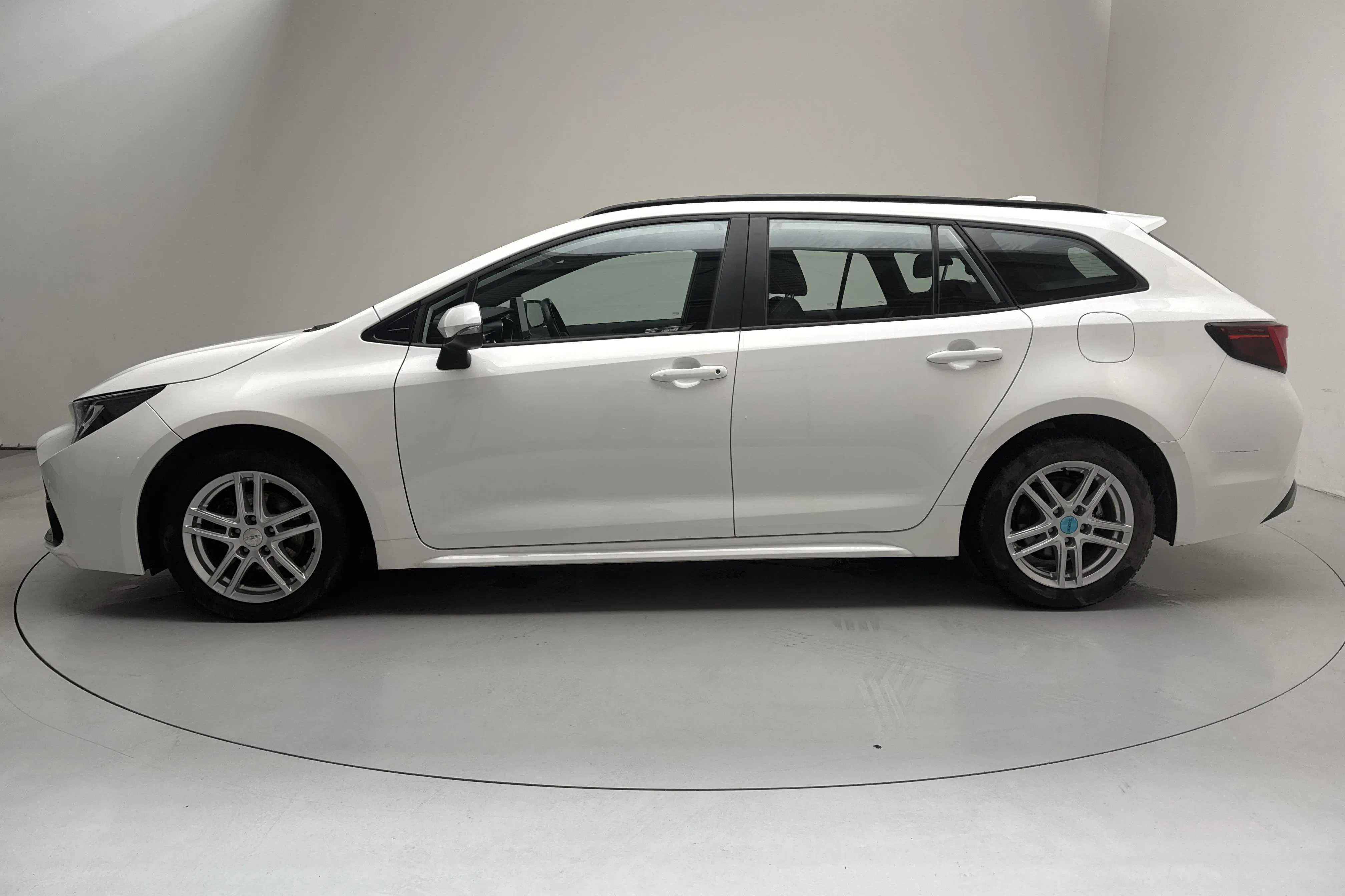 Presentationsfoto 2 av 15: Toyota Corolla 1.8 Hybrid Touring Sports (140hk) - 4 492 mil - Automat - vit - 2023