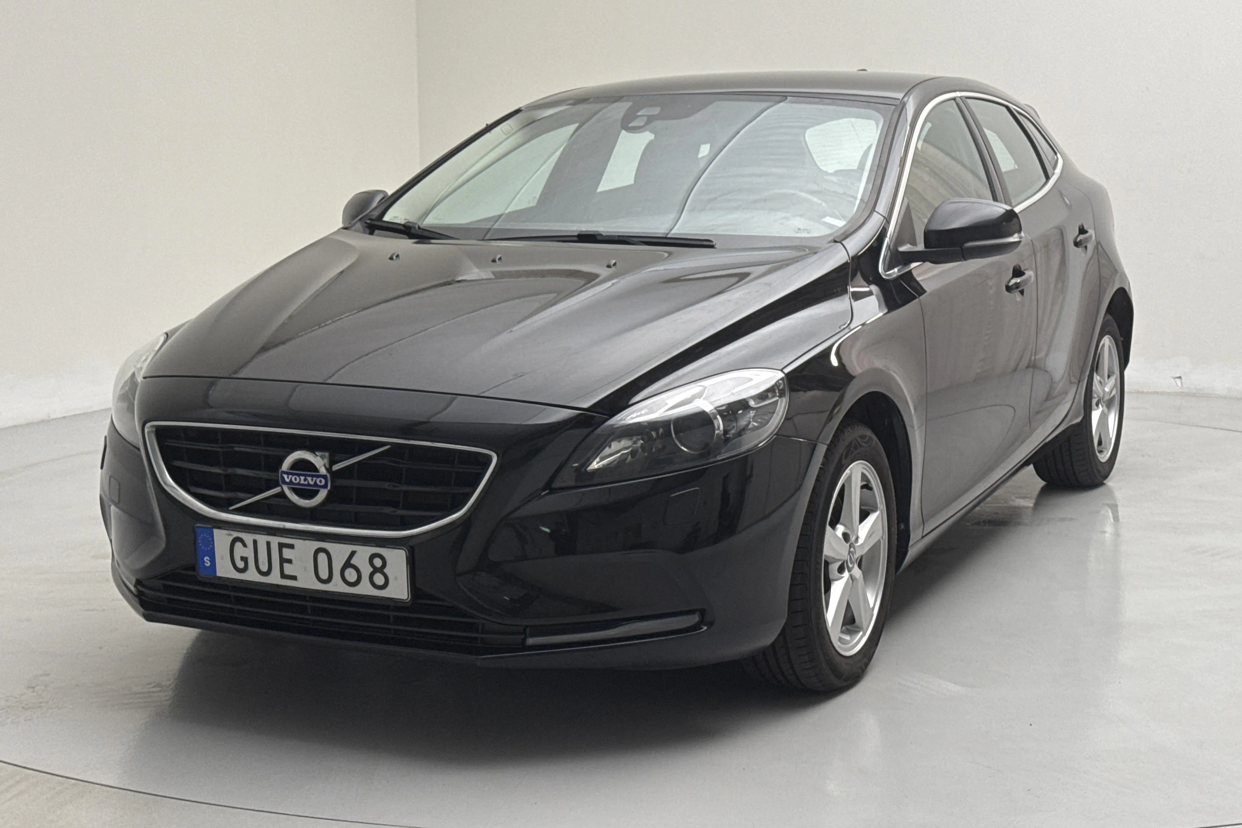 Presentationsfoto 1 av 14: Volvo V40 D3 (150hk) - 21 930 mil - Manuell - svart - 2016