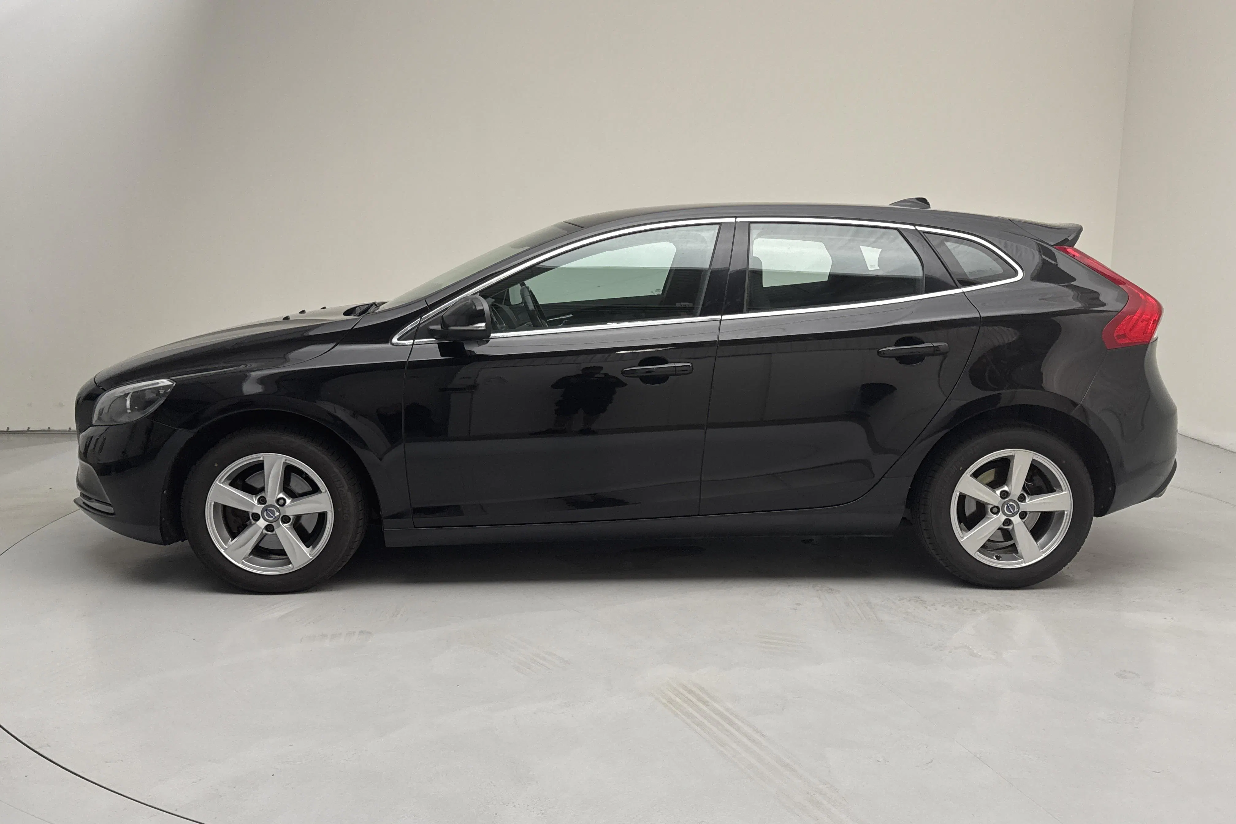 Presentationsfoto 2 av 14: Volvo V40 D3 (150hk) - 21 930 mil - Manuell - svart - 2016