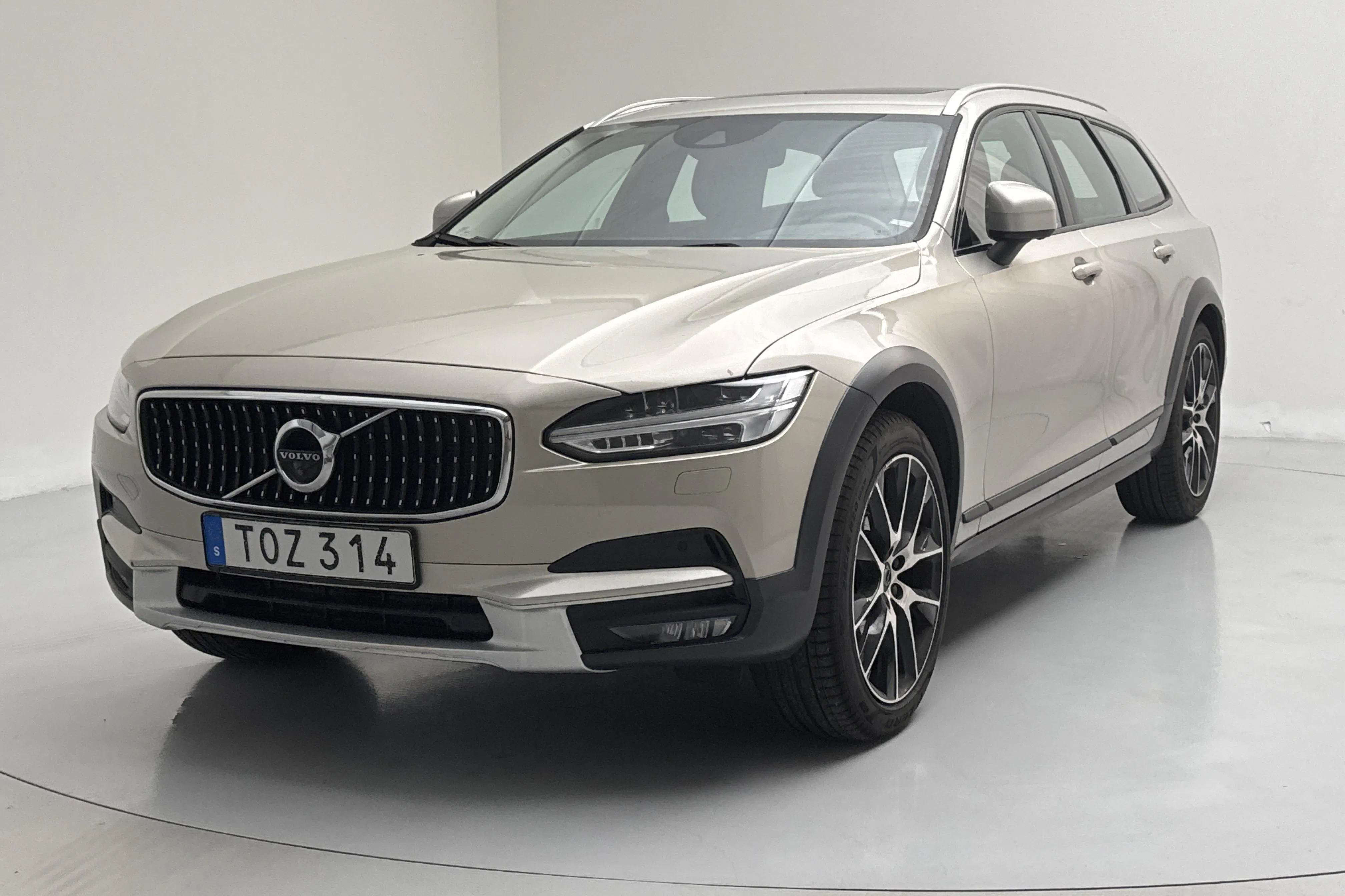 Presentationsfoto 1 av 18: Volvo V90 T5 Cross Country AWD (250hk) - 22 244 mil - Automat - Ljusbrun - 2019