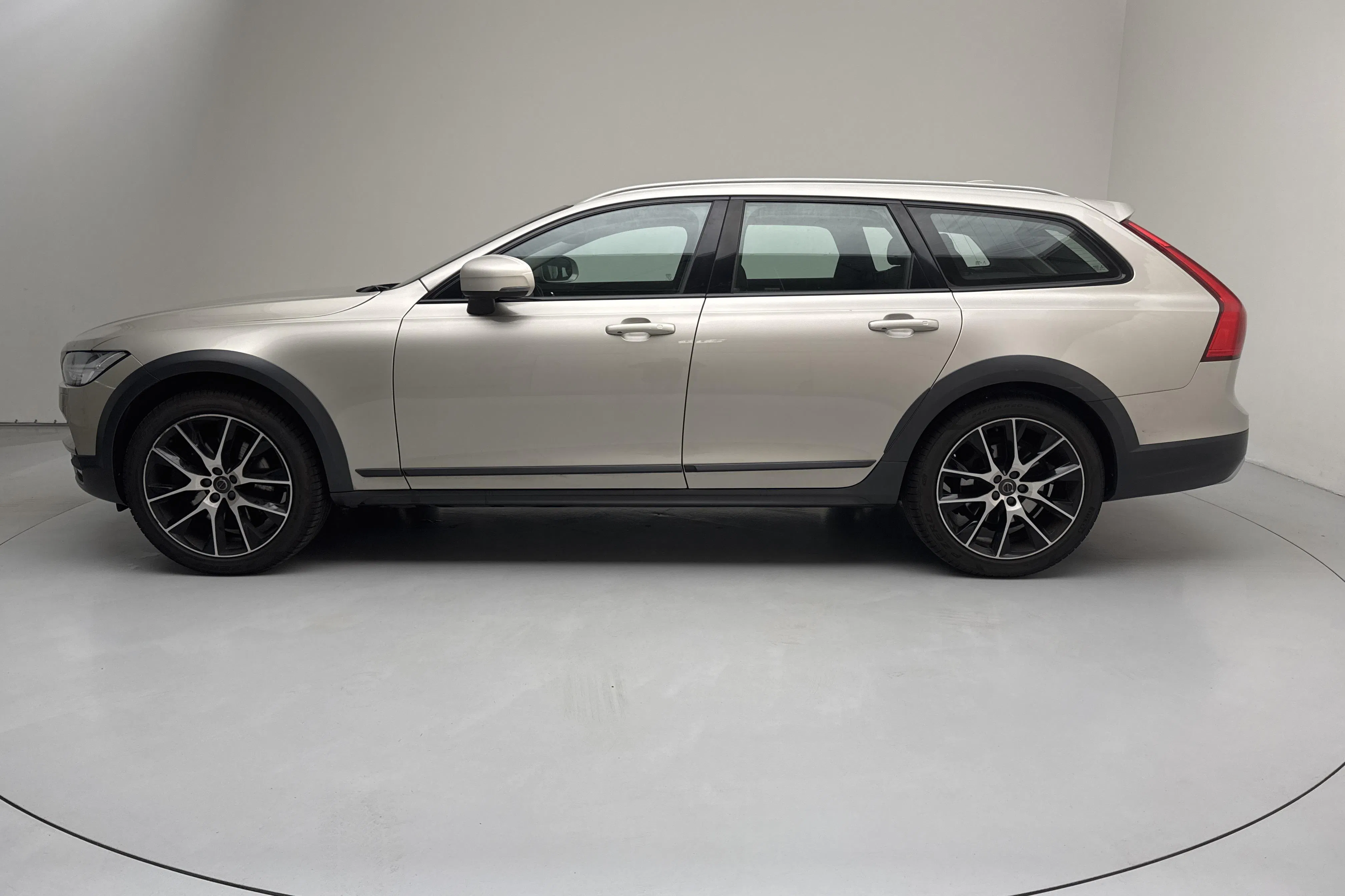 Presentationsfoto 2 av 18: Volvo V90 T5 Cross Country AWD (250hk) - 22 244 mil - Automat - Ljusbrun - 2019