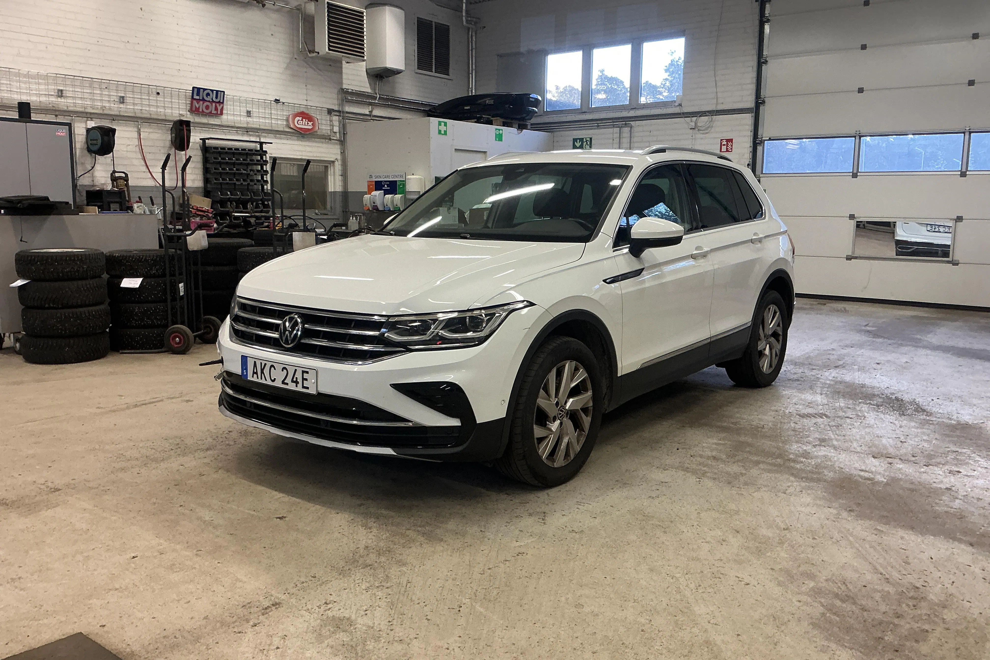 Presentation photo 1 of 18: VW Tiguan 2.0 TDI 4MOTION (200hk) - 320 240 km - Automatic - white - 2022