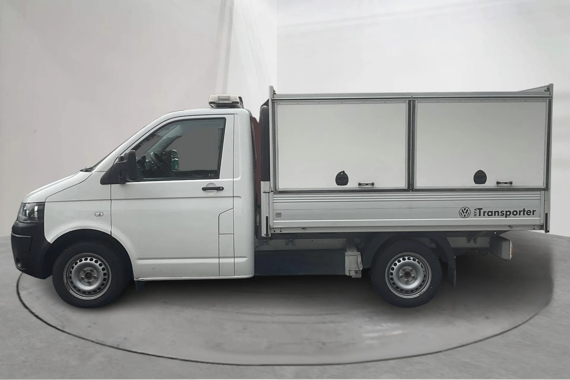 Presentationsfoto 2 av 13: VW Transporter T5 2.0 TDI Pickup (140hk) - 9 567 mil - Manuell - vit - 2010