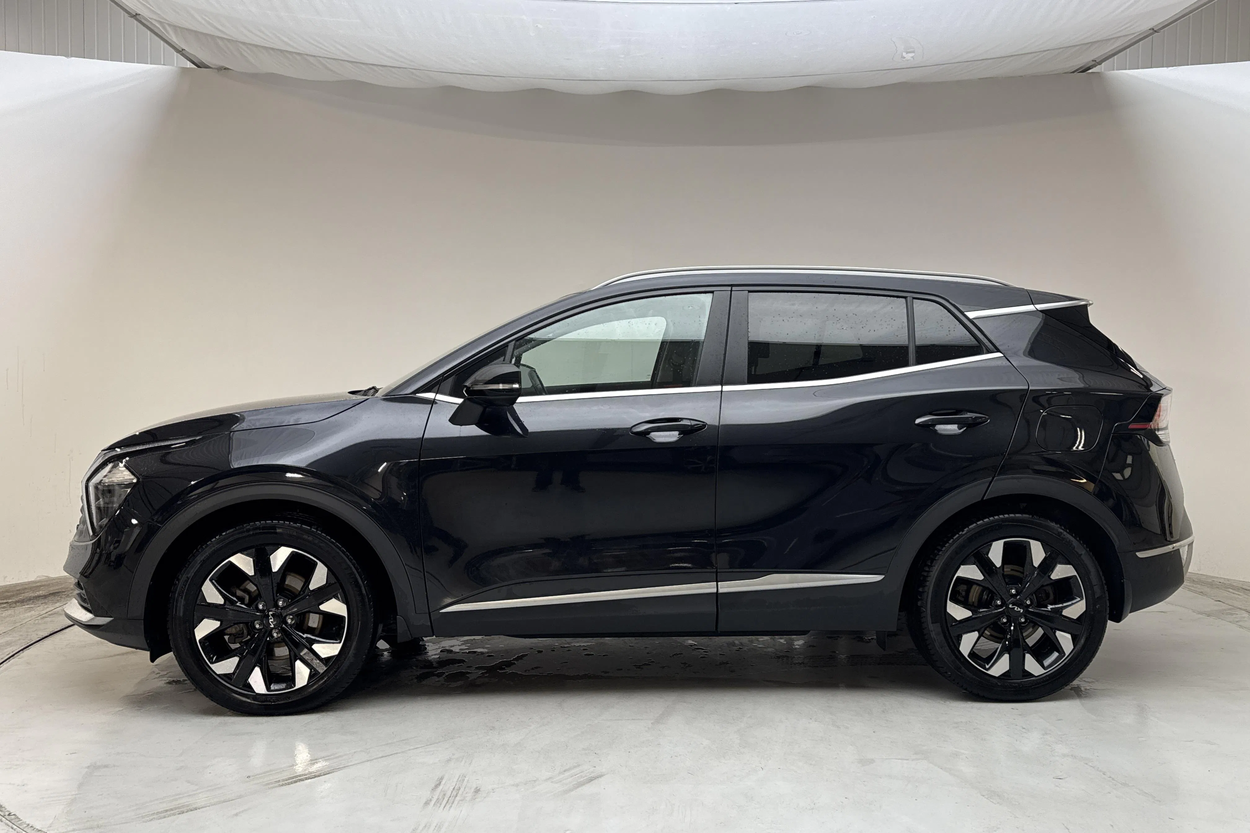 Presentationsfoto 2 av 16: KIA Sportage PHEV AWD (265hk) - 6 337 mil - Automat - svart - 2024