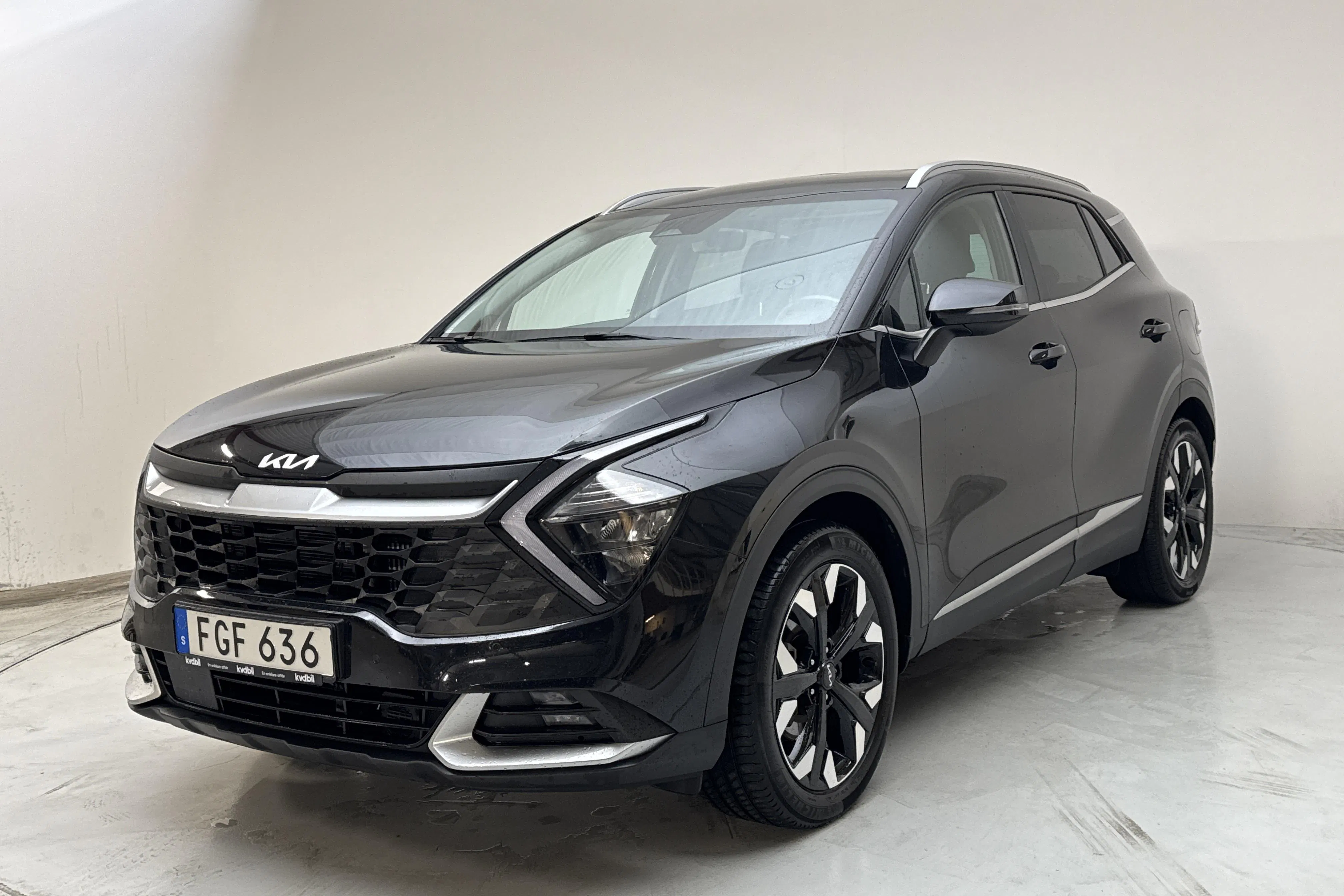 Presentationsfoto 1 av 16: KIA Sportage PHEV AWD (265hk) - 6 337 mil - Automat - svart - 2024