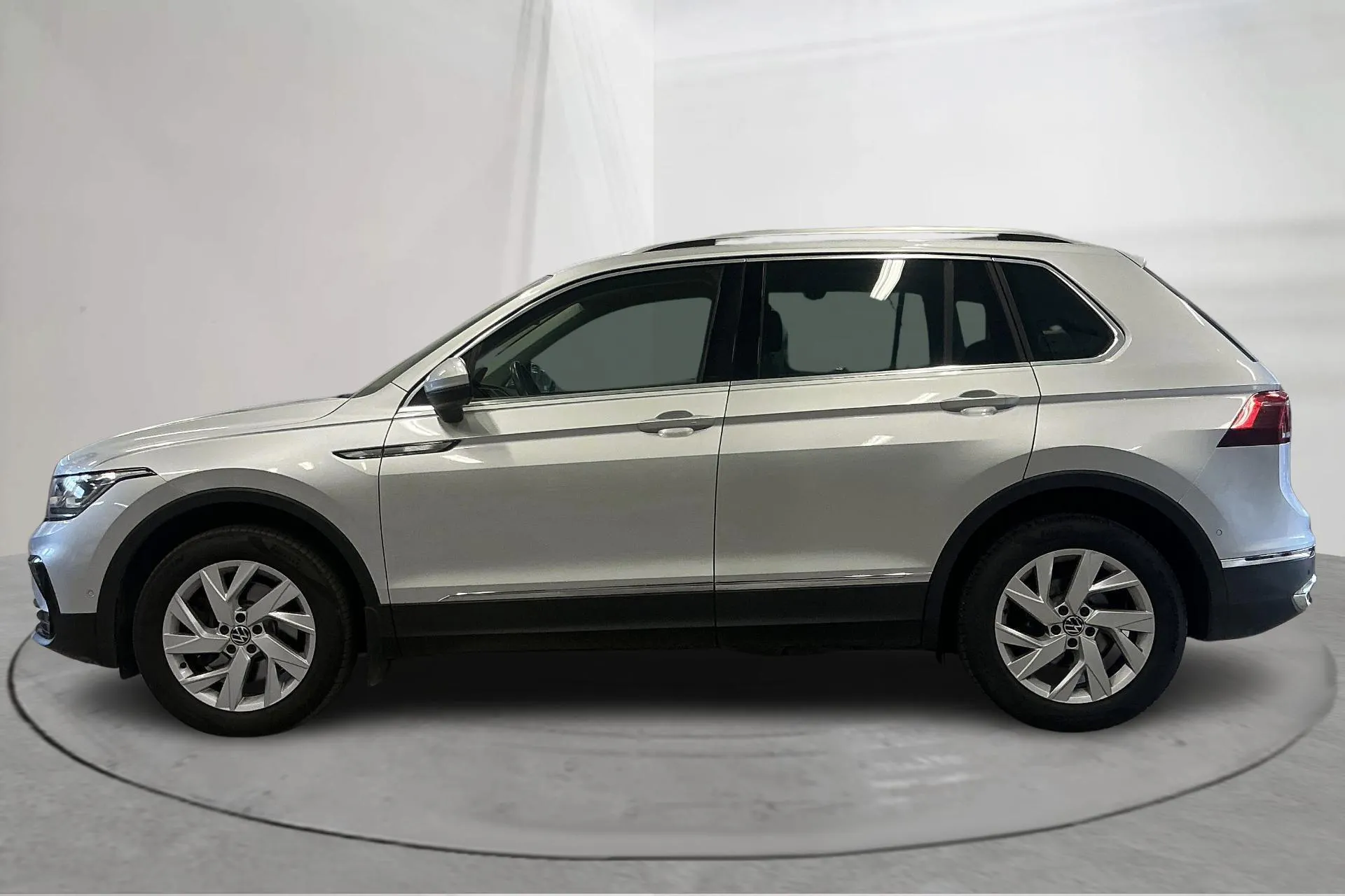 Presentation photo 2 of 15: VW Tiguan 2.0 TDI 4MOTION (200hk) - 305 850 km - Automatic - silver - 2023