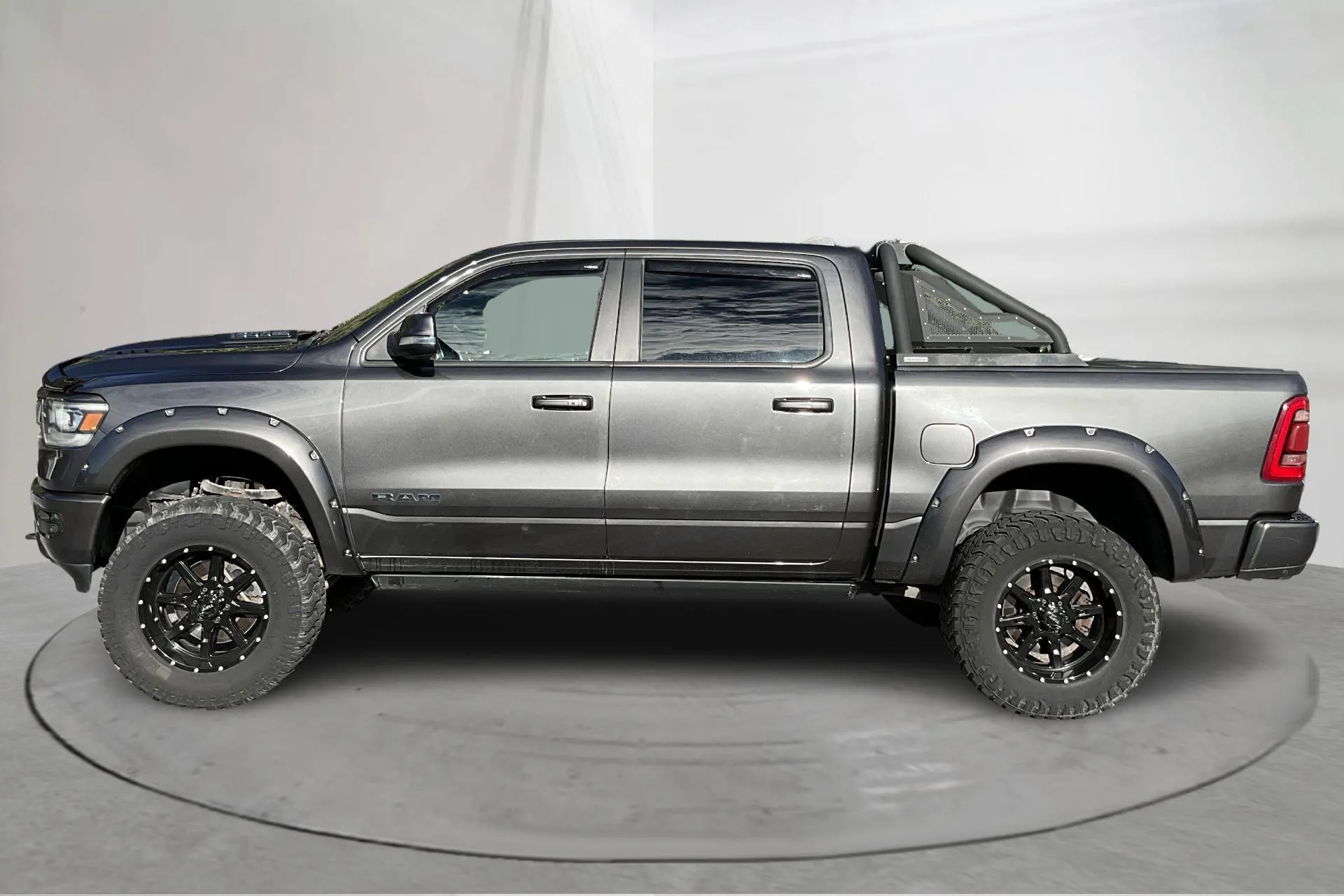 Zdjęcie prezentacyjne 2 z 20: Dodge RAM 1500 5.7 (395hk) - 113 500 km - Automatyczna - Ciemnoszary - 2019