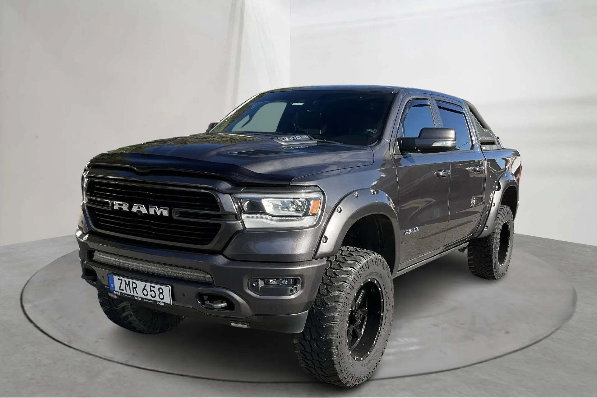 Zdjęcie prezentacyjne 1 z 20: Dodge RAM 1500 5.7 (395hk) - 113 500 km - Automatyczna - Ciemnoszary - 2019