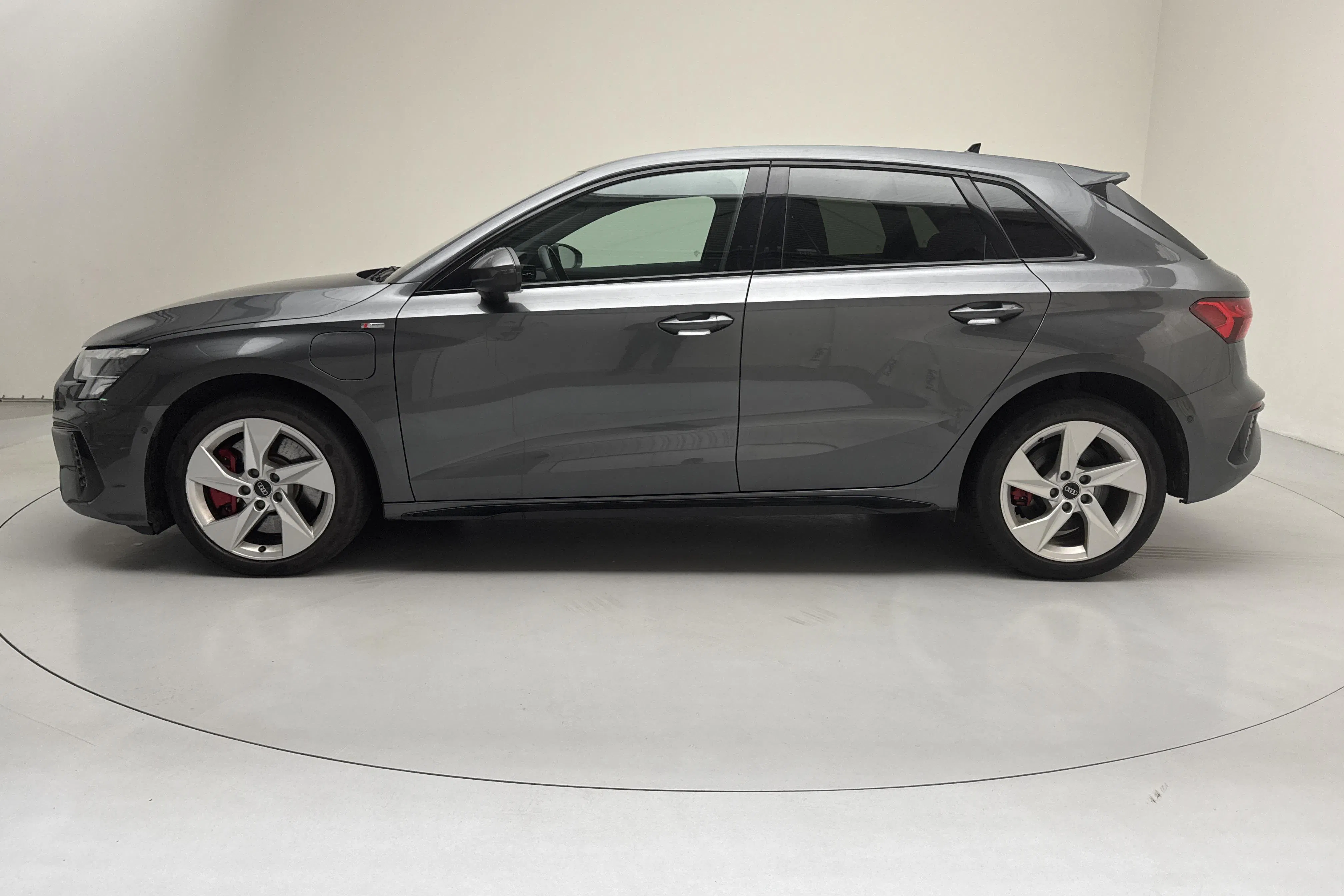 Presentationsfoto 2 av 17: Audi A3 Sportback 45 TFSI e (245hk) - 7 926 mil - Automat - grå - 2024