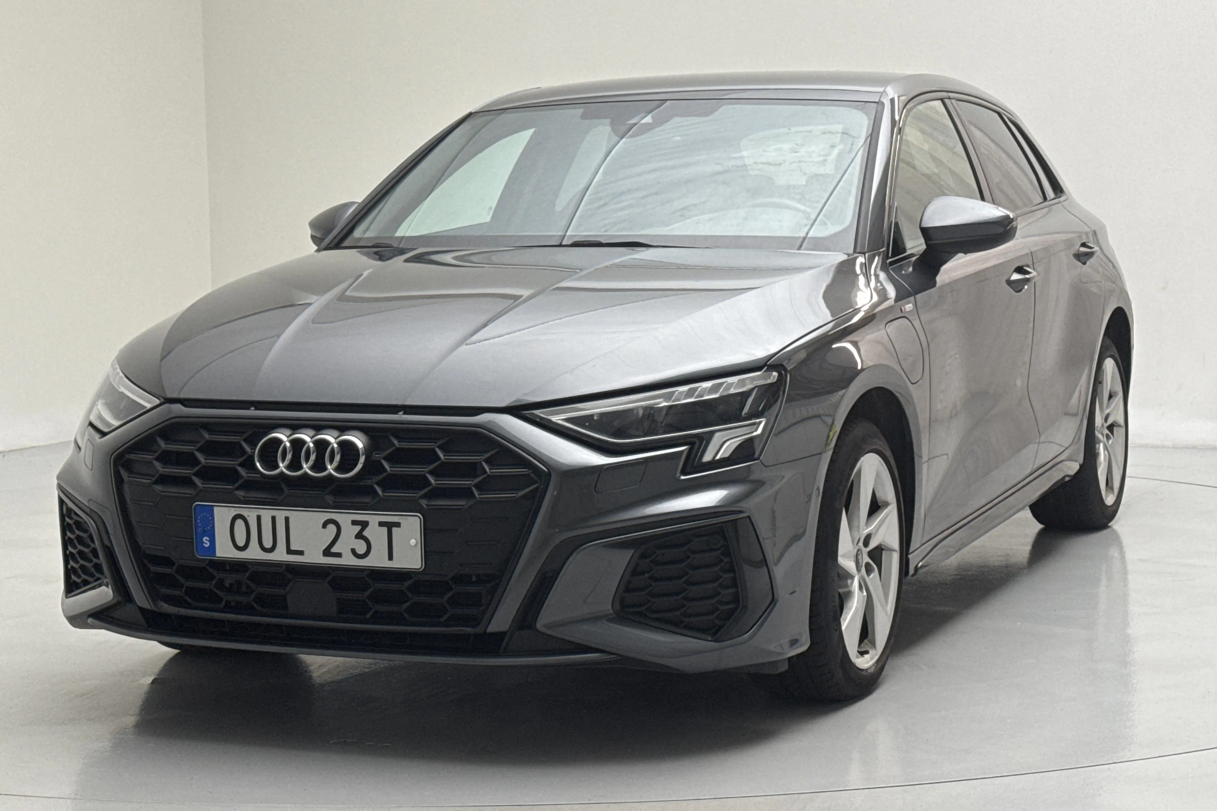 Presentationsfoto 1 av 17: Audi A3 Sportback 45 TFSI e (245hk) - 7 926 mil - Automat - grå - 2024