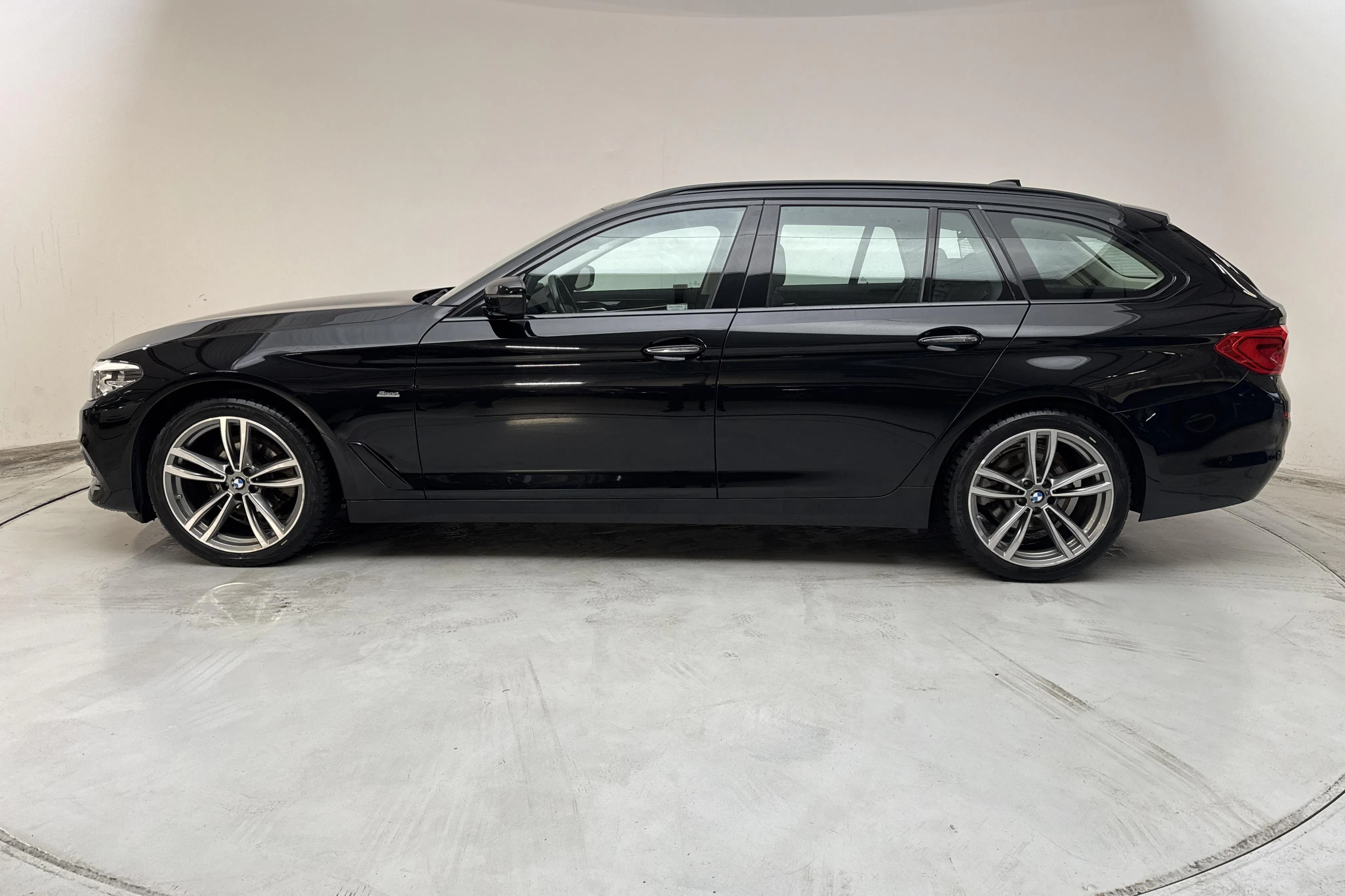 Presentationsfoto 2 av 14: BMW 520d Touring, G31 (190hk) - 9 150 mil - Automat - svart - 2018
