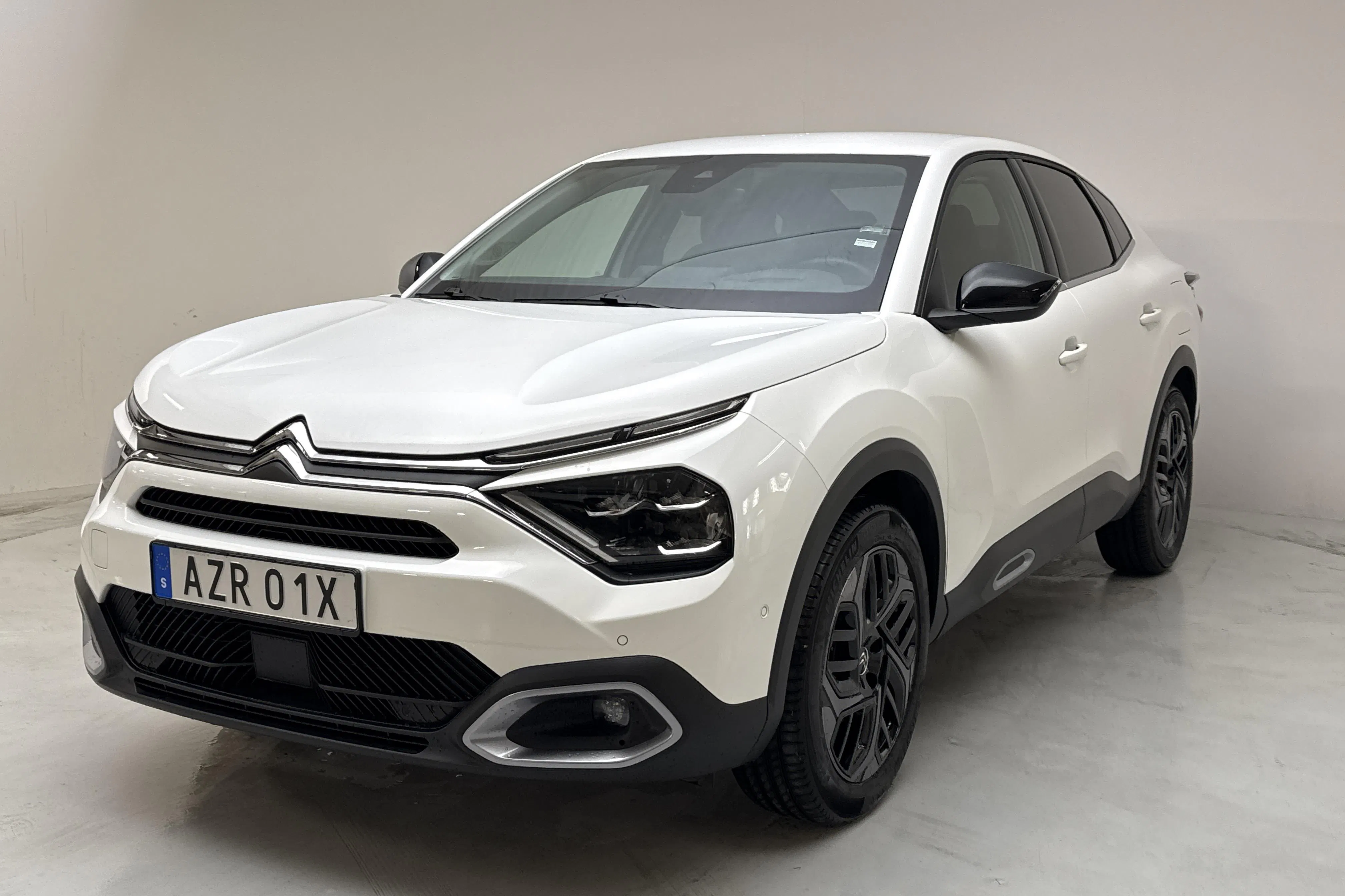 Presentation photo 1 of 12: Citroën C4 X 1.2 PureTech (130hk) - 8 560 km - Automatic - white - 2023