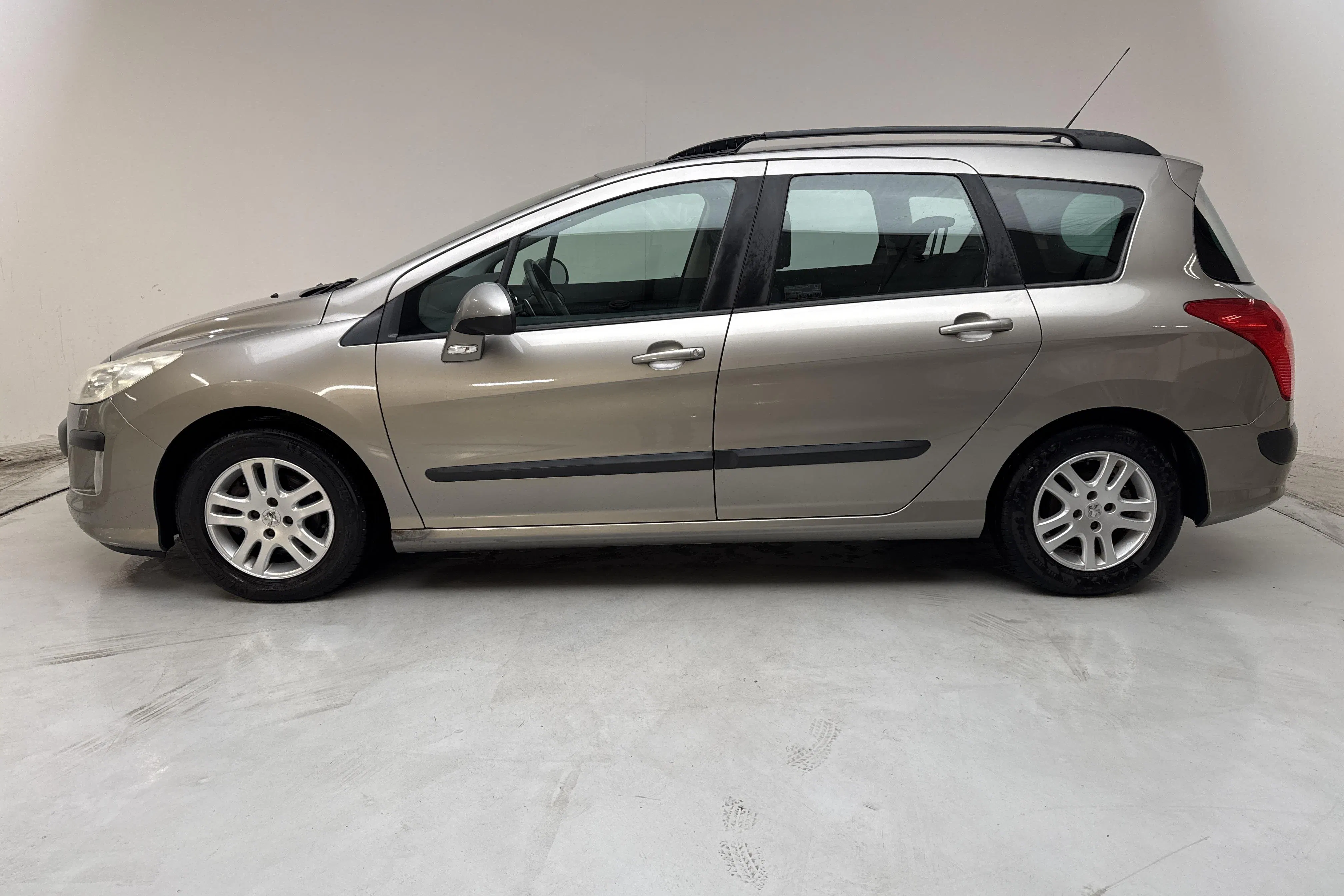 Presentationsfoto 2 av 13: Peugeot 308 SW 1.6 HDi FAP (110hk) - 19 392 mil - Automat - Ljusgrå - 2011