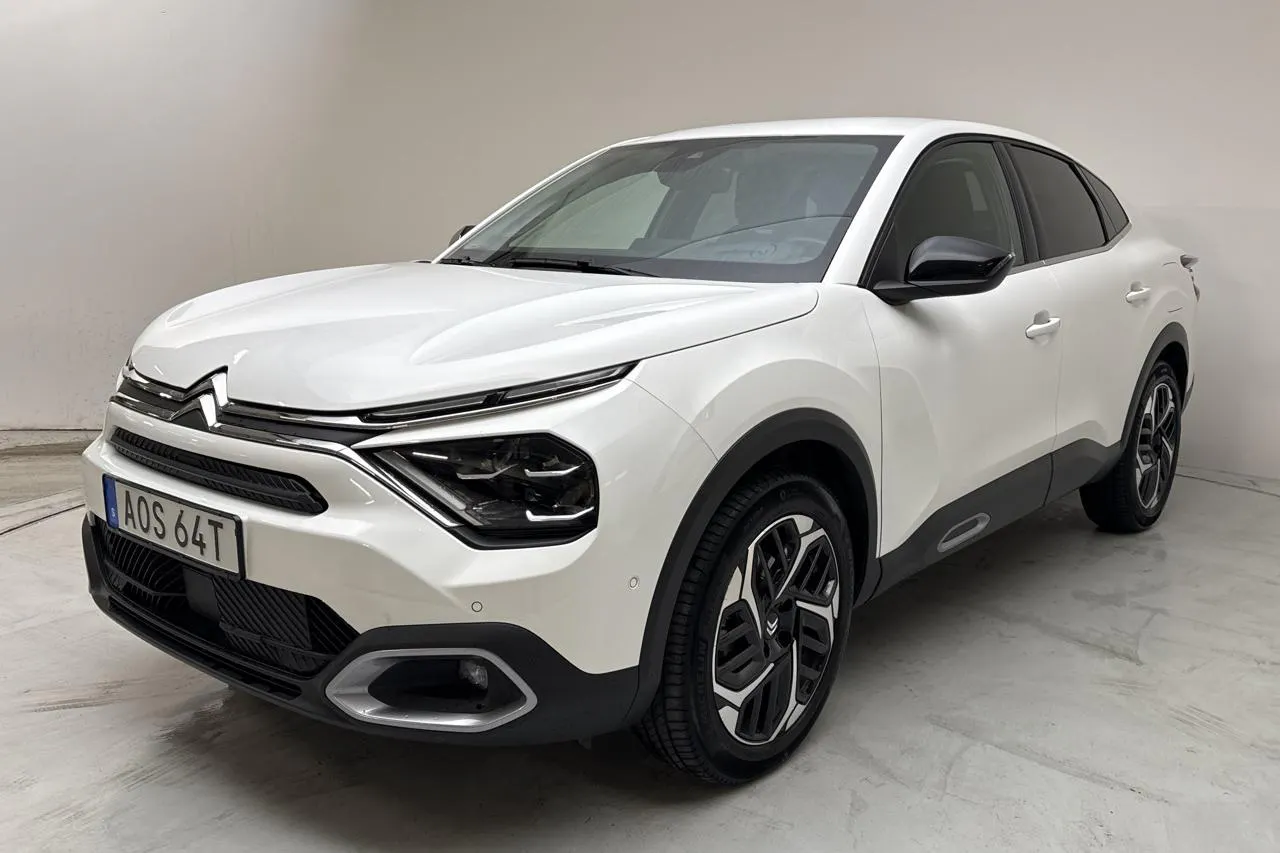 Presentation photo 1 of 13: Citroën C4 X 1.2 PureTech (130hk) - 2 426 Scandinavian mile - Automatic - white - 2023