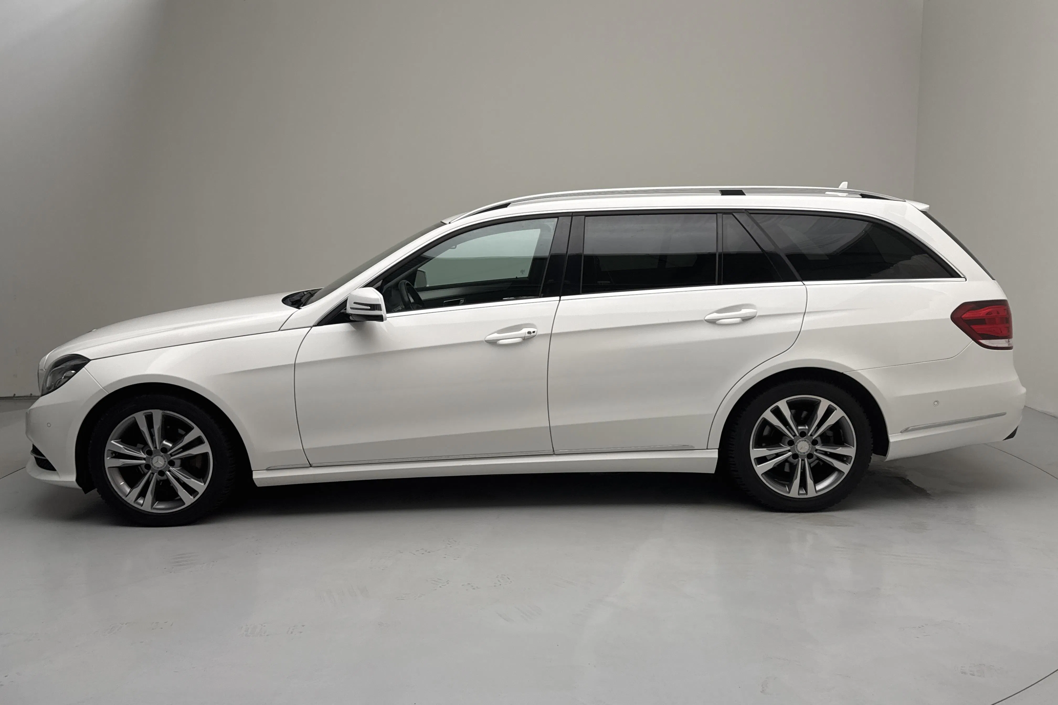 Presentationsfoto 2 av 13: Mercedes E 220 CDI BlueTEC Kombi S212 (170hk) - 12 046 mil - Automat - vit - 2016