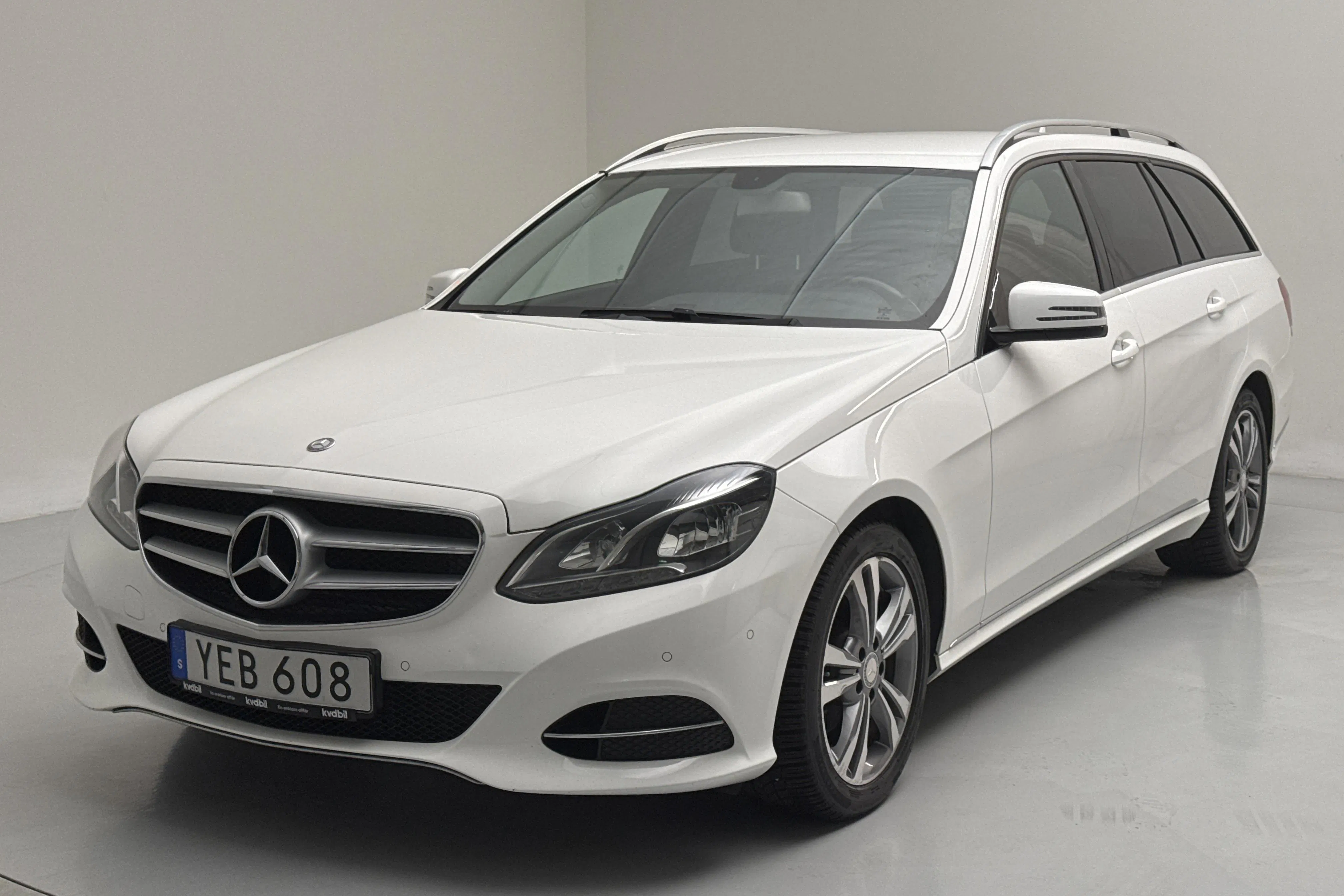 Presentationsfoto 1 av 13: Mercedes E 220 CDI BlueTEC Kombi S212 (170hk) - 12 046 mil - Automat - vit - 2016