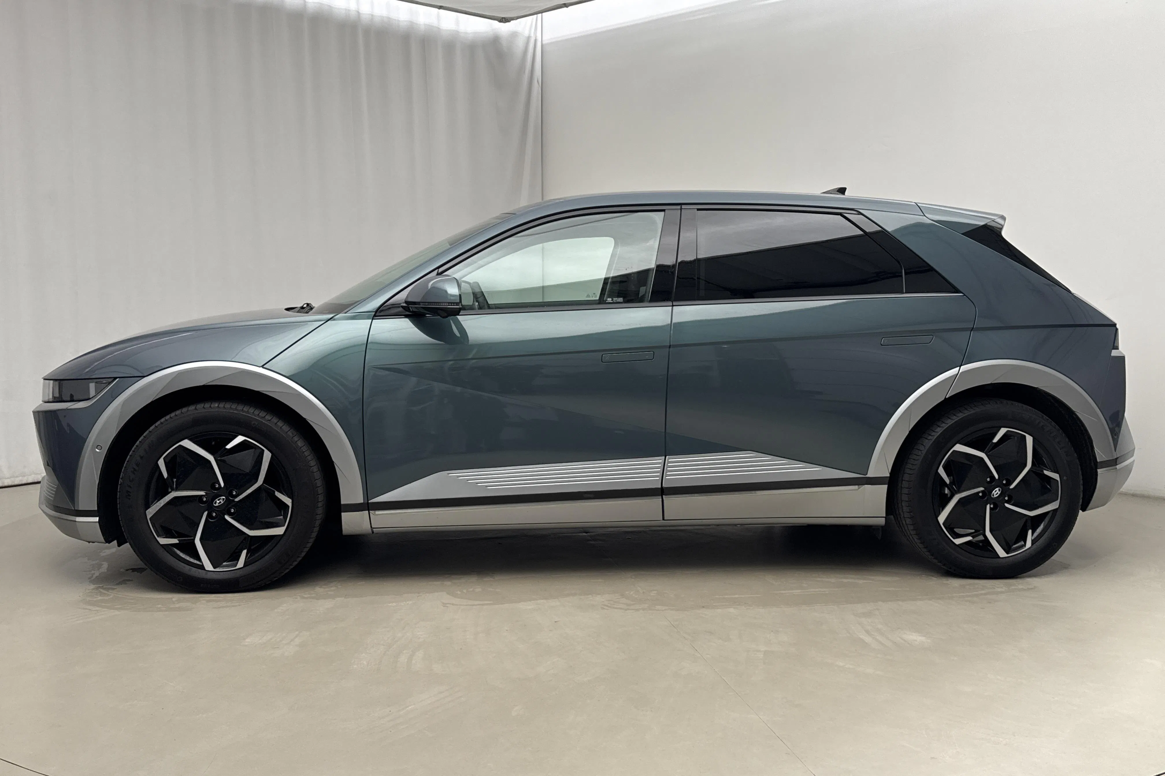Presentationsfoto 2 av 22: Hyundai IONIQ 5 77kWh AWD (325hk) - 4 677 mil - Automat - grön - 2023