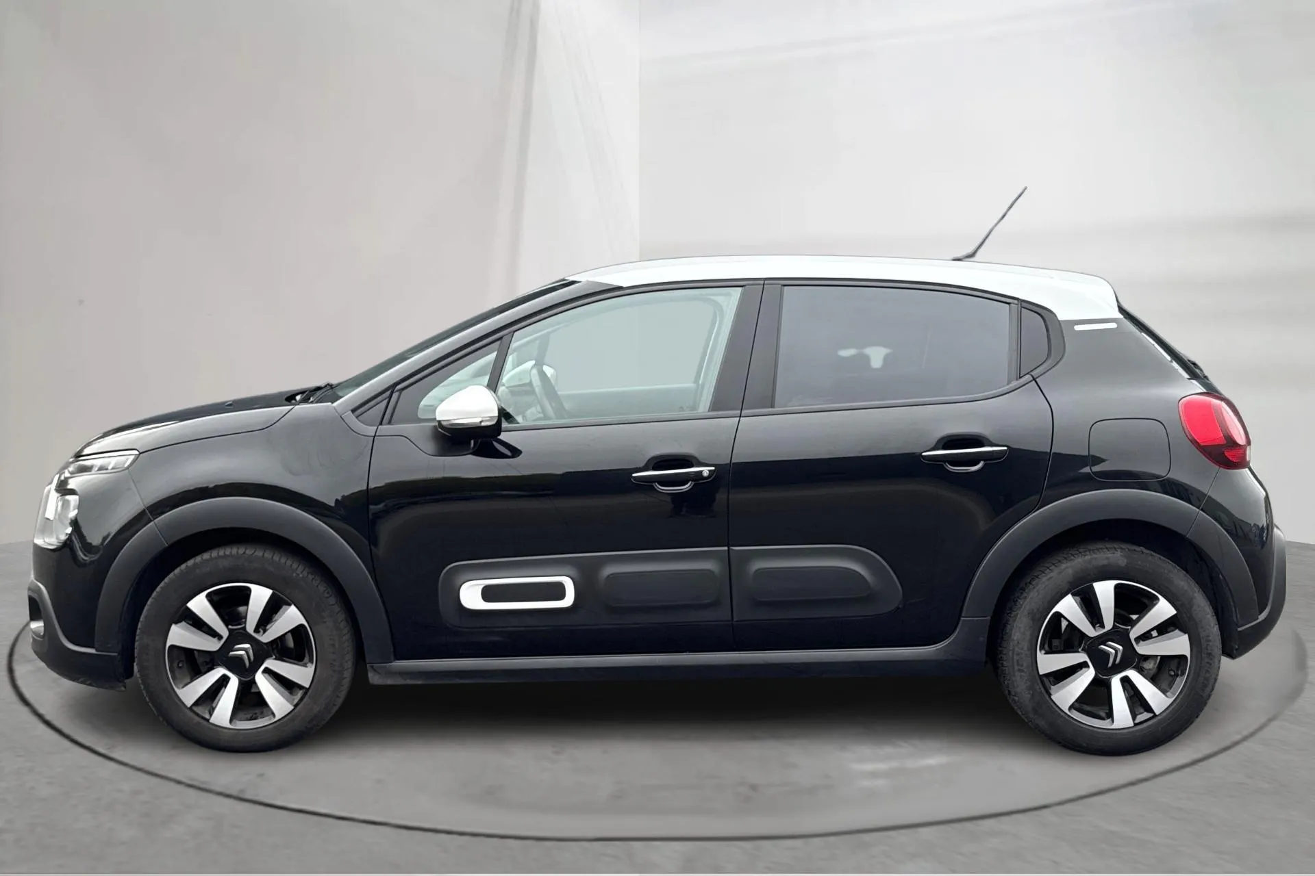 Presentation photo 2 of 12: Citroën C3 PureTech (110hk) - 46 020 km - Automatic - black - 2023
