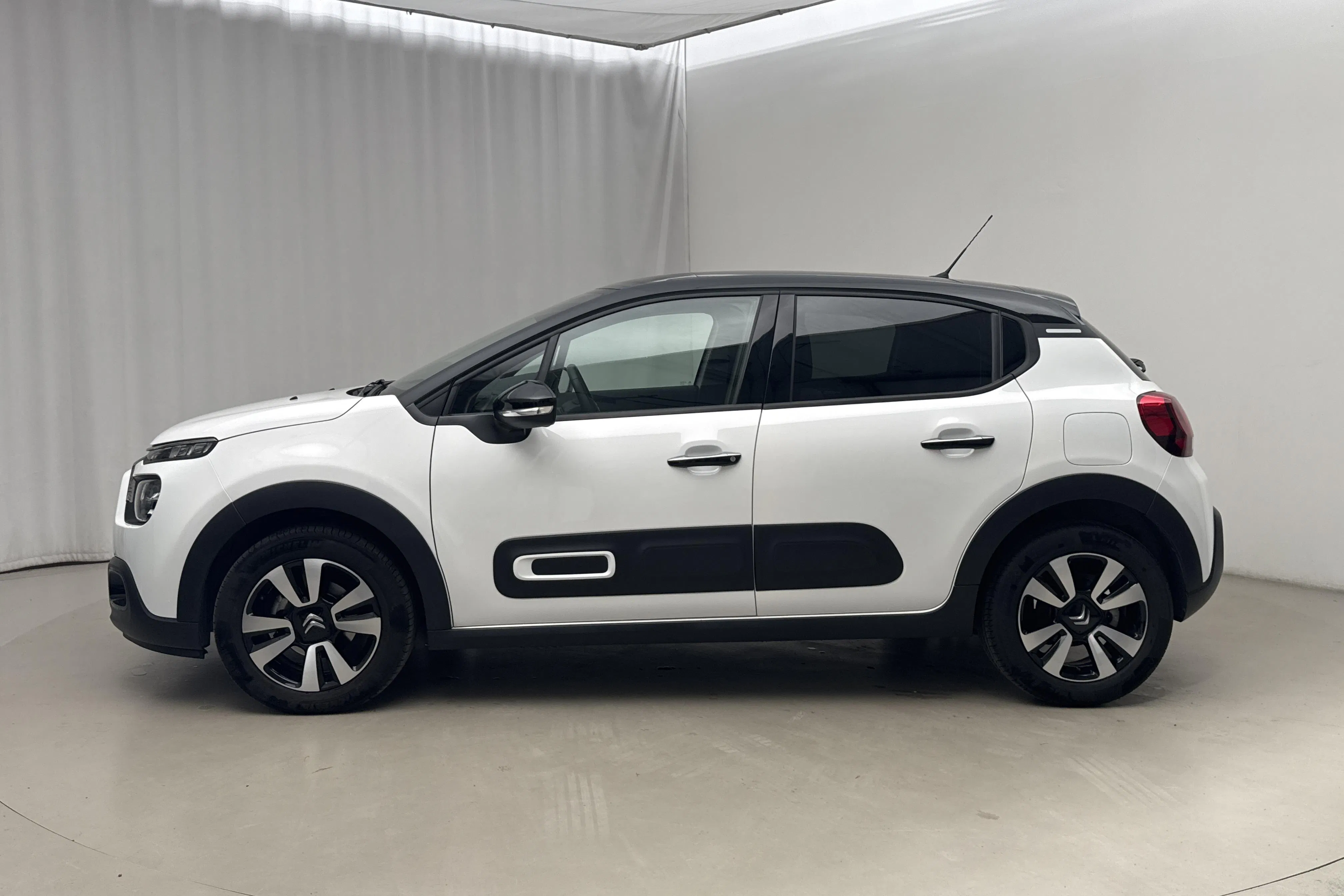 Presentation photo 2 of 15: Citroën C3 PureTech (110hk) - 22 700 km - Automatic - white - 2023