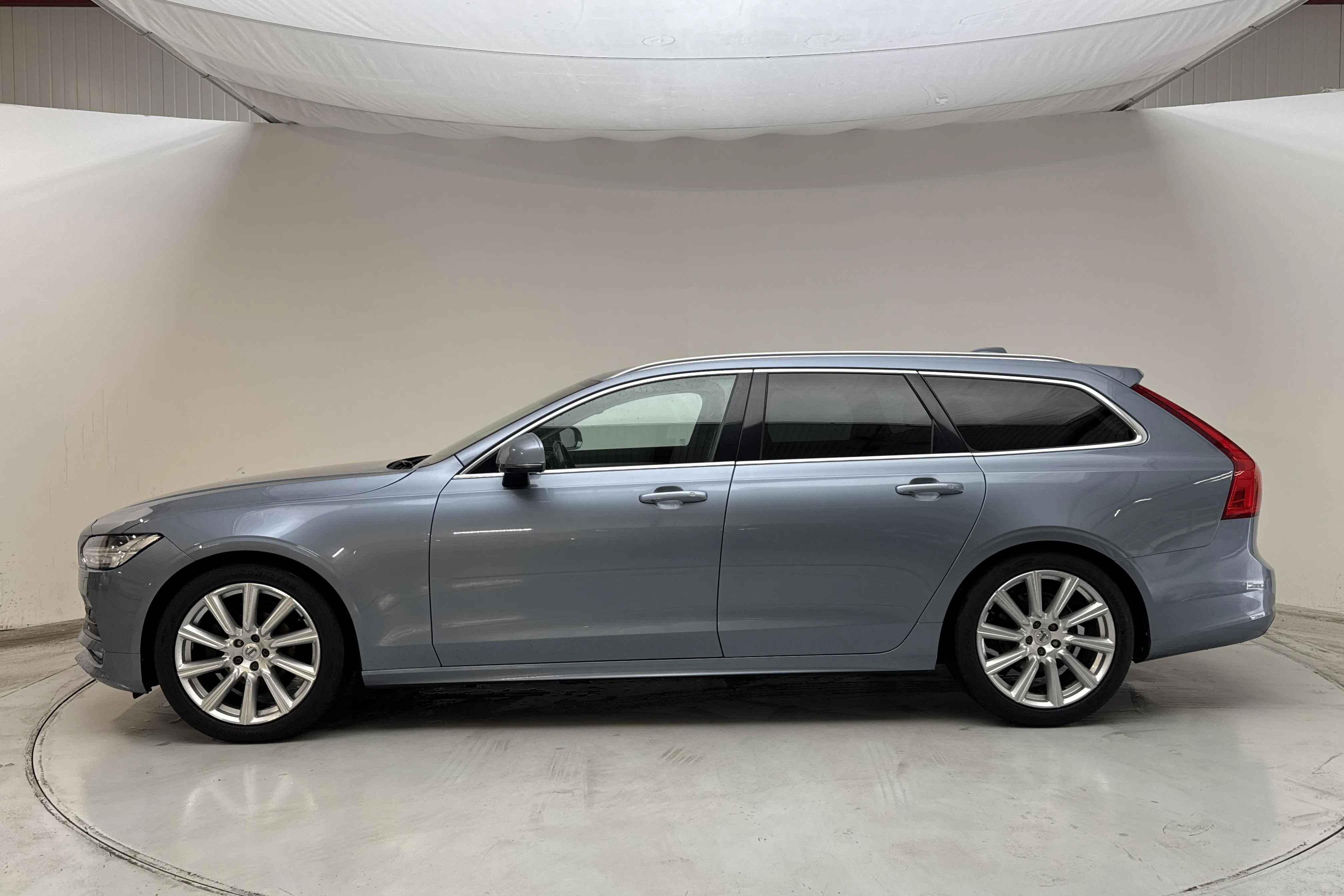 Presentationsfoto 2 av 13: Volvo V90 D4 AWD (190hk) - 10 230 mil - Automat - Ljusblå - 2019