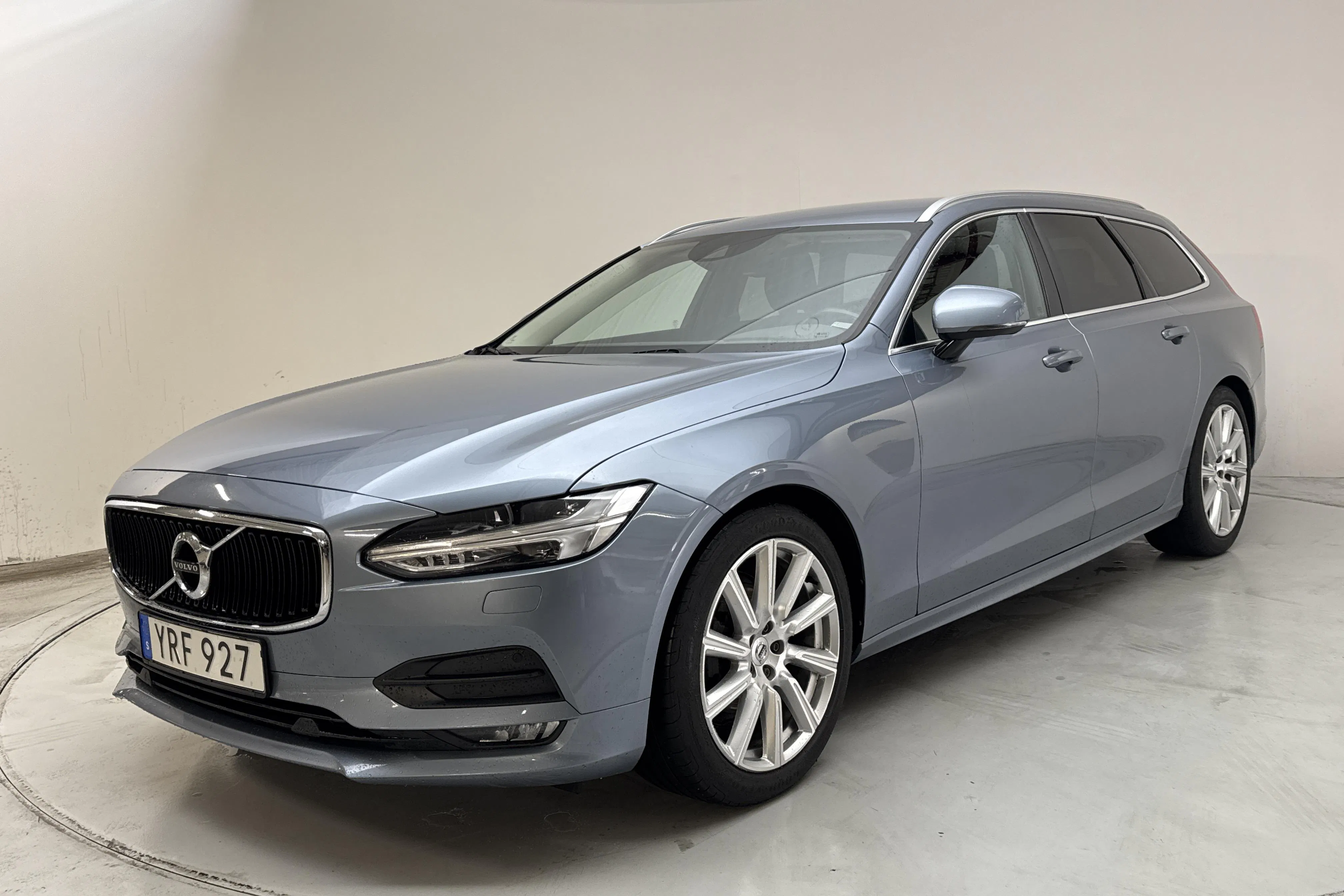 Presentationsfoto 1 av 13: Volvo V90 D4 AWD (190hk) - 10 230 mil - Automat - Ljusblå - 2019