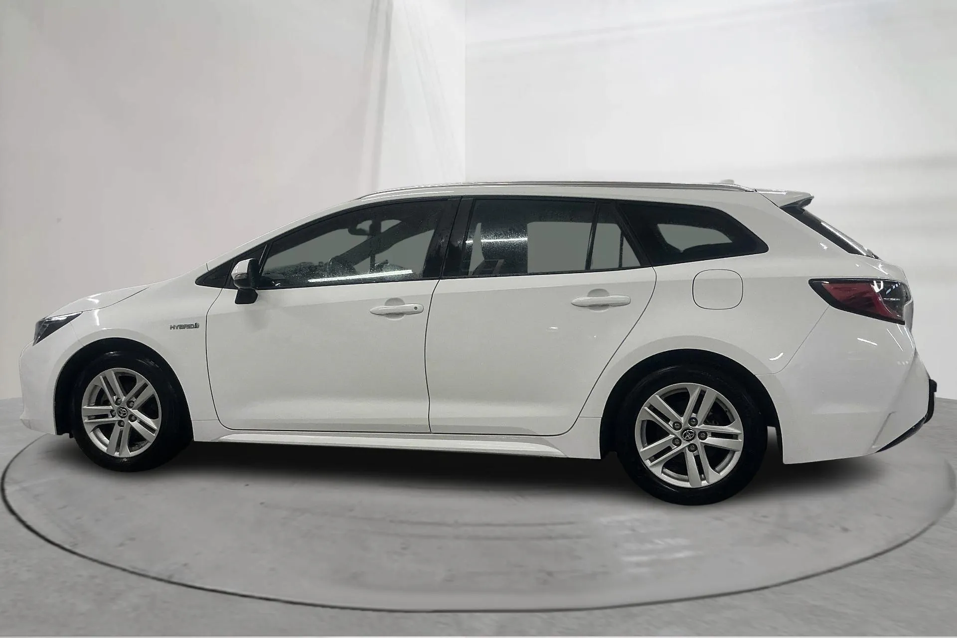 Presentationsfoto 2 av 19: Toyota Corolla 1.8 Hybrid Touring Sports (122hk) - 10 860 mil - Automat - vit - 2020