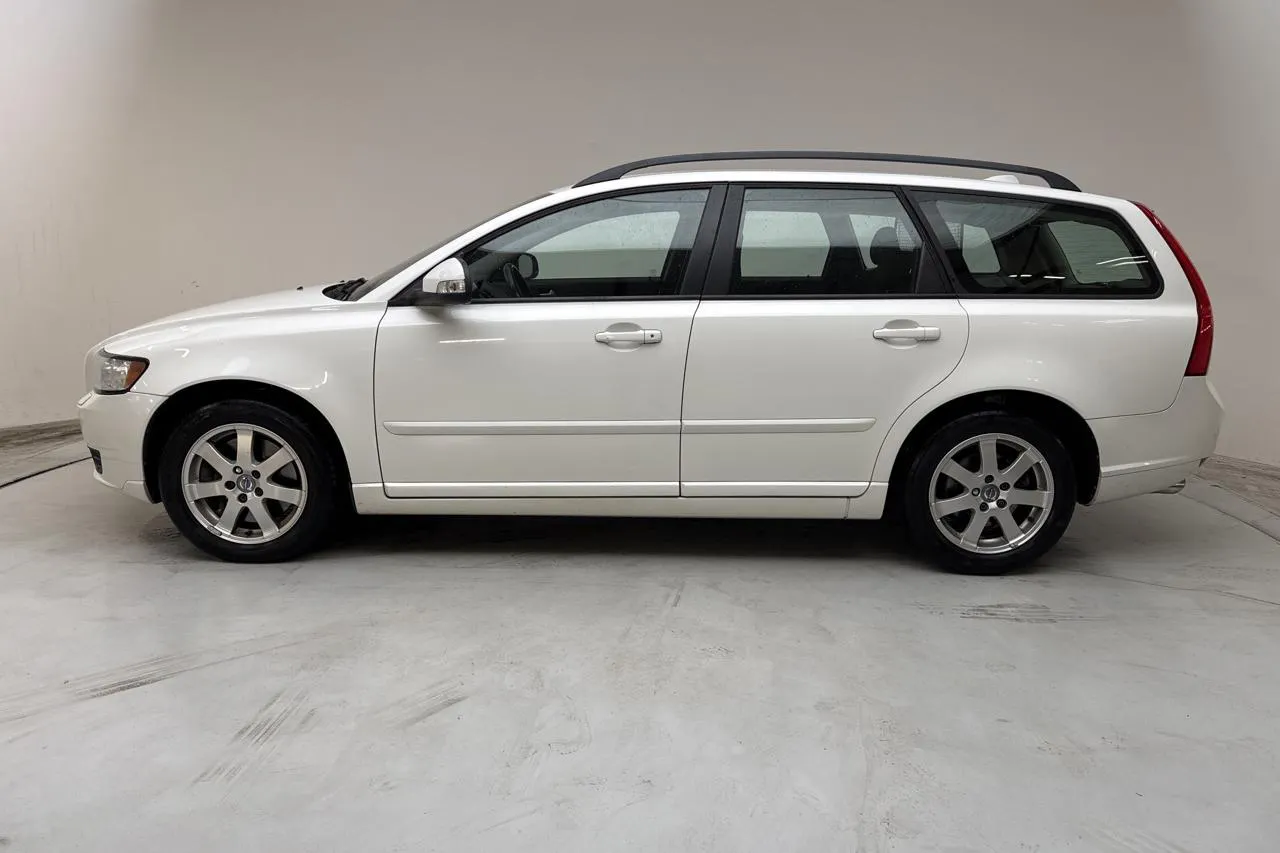Presentationsfoto 2 av 12: Volvo V50 D3 (150hk) - 15 655 mil - Automat - vit - 2011