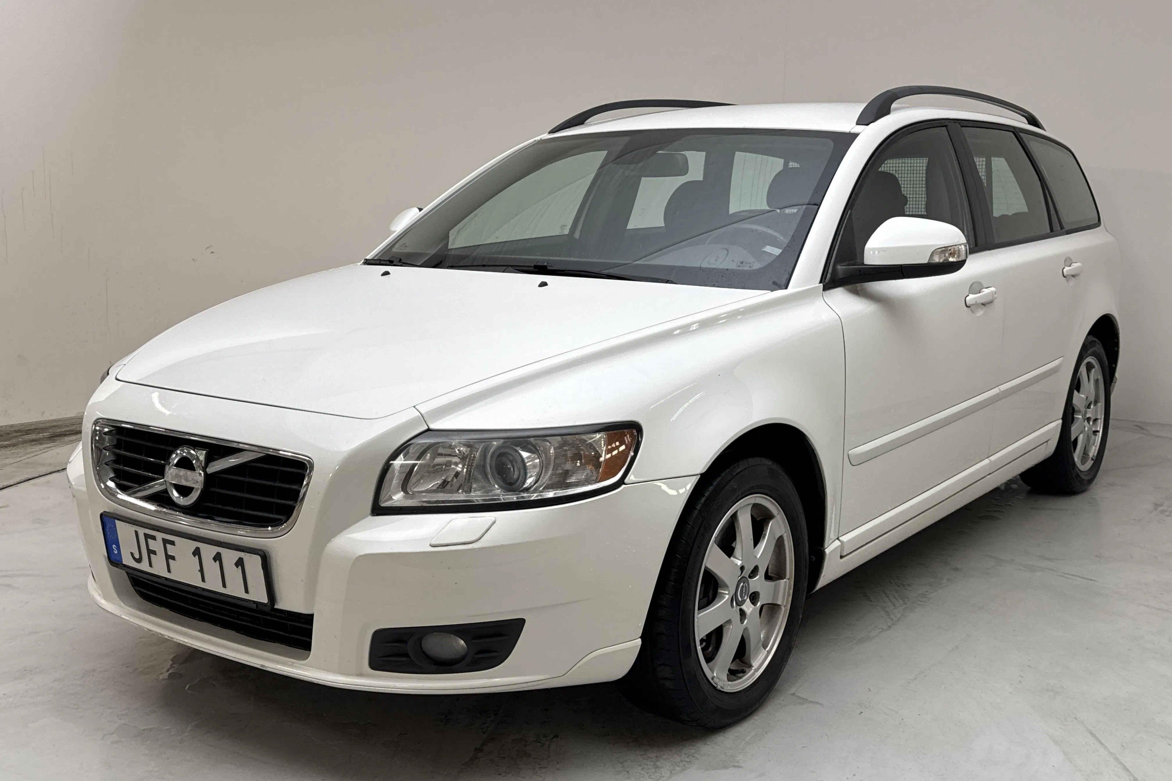 Presentationsfoto 1 av 12: Volvo V50 D3 (150hk) - 15 655 mil - Automat - vit - 2011