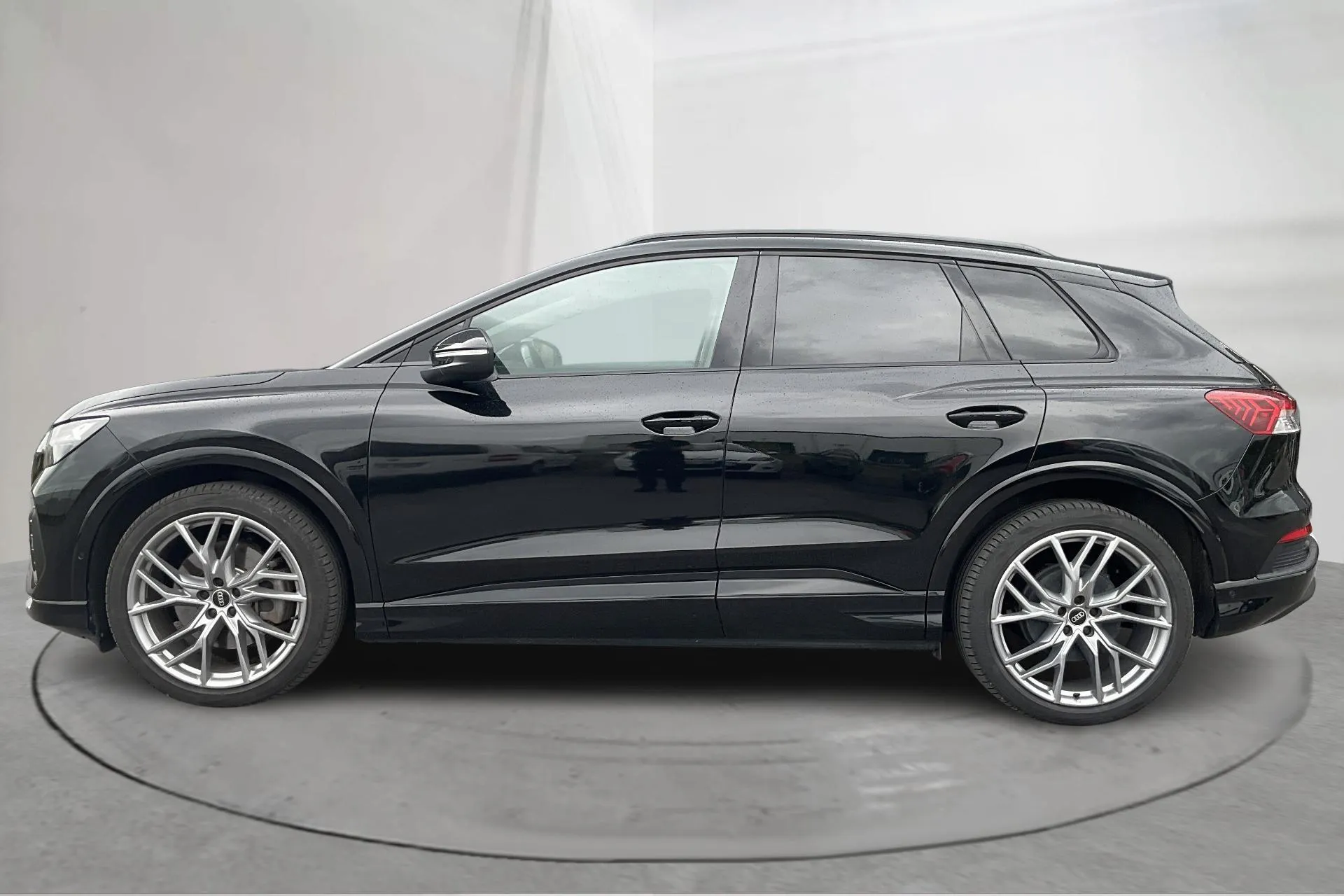 Presentation photo 2 of 18: Audi Q4 40 e-tron 77kWh (204hk) - 56 390 km - Automatic - black - 2023