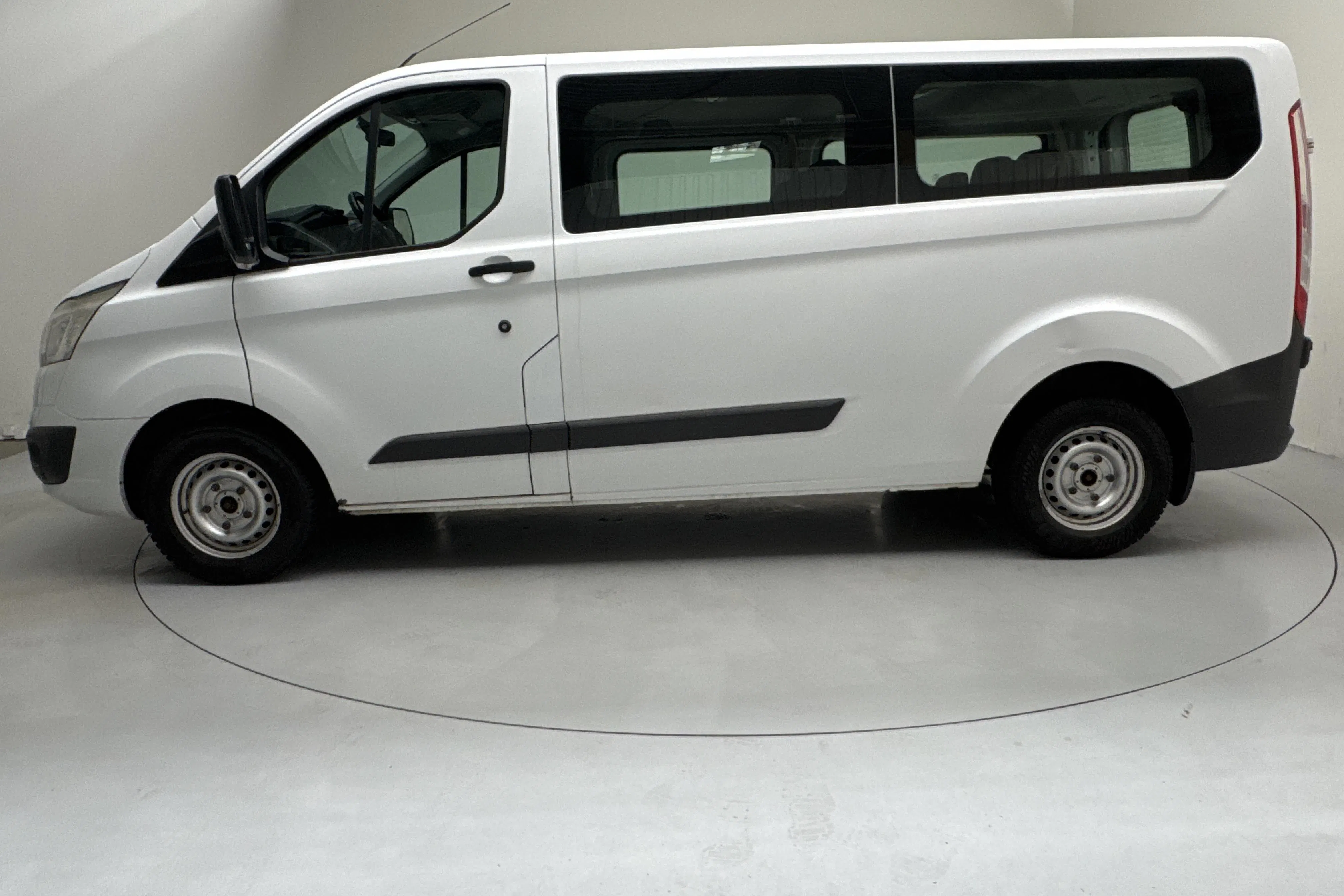 Præsentationsfoto 2 af 14: Ford Transit Custom 310 Kombi (130hk) - 237 130 kilometer - Manuel - Hvid - 2017