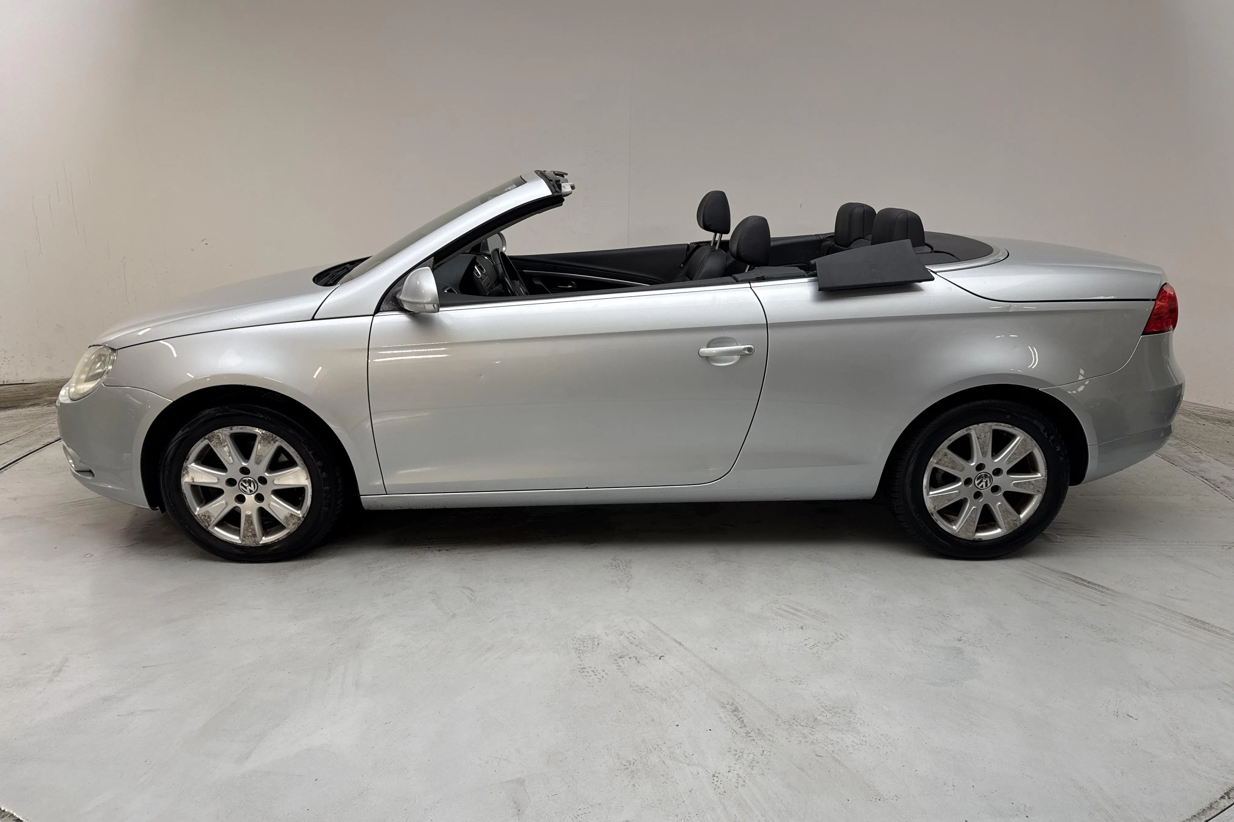 Presentationsfoto 2 av 15: VW Eos 2.0 FSI Cabriolet (150hk) - 23 820 mil - Manuell - silver - 2006