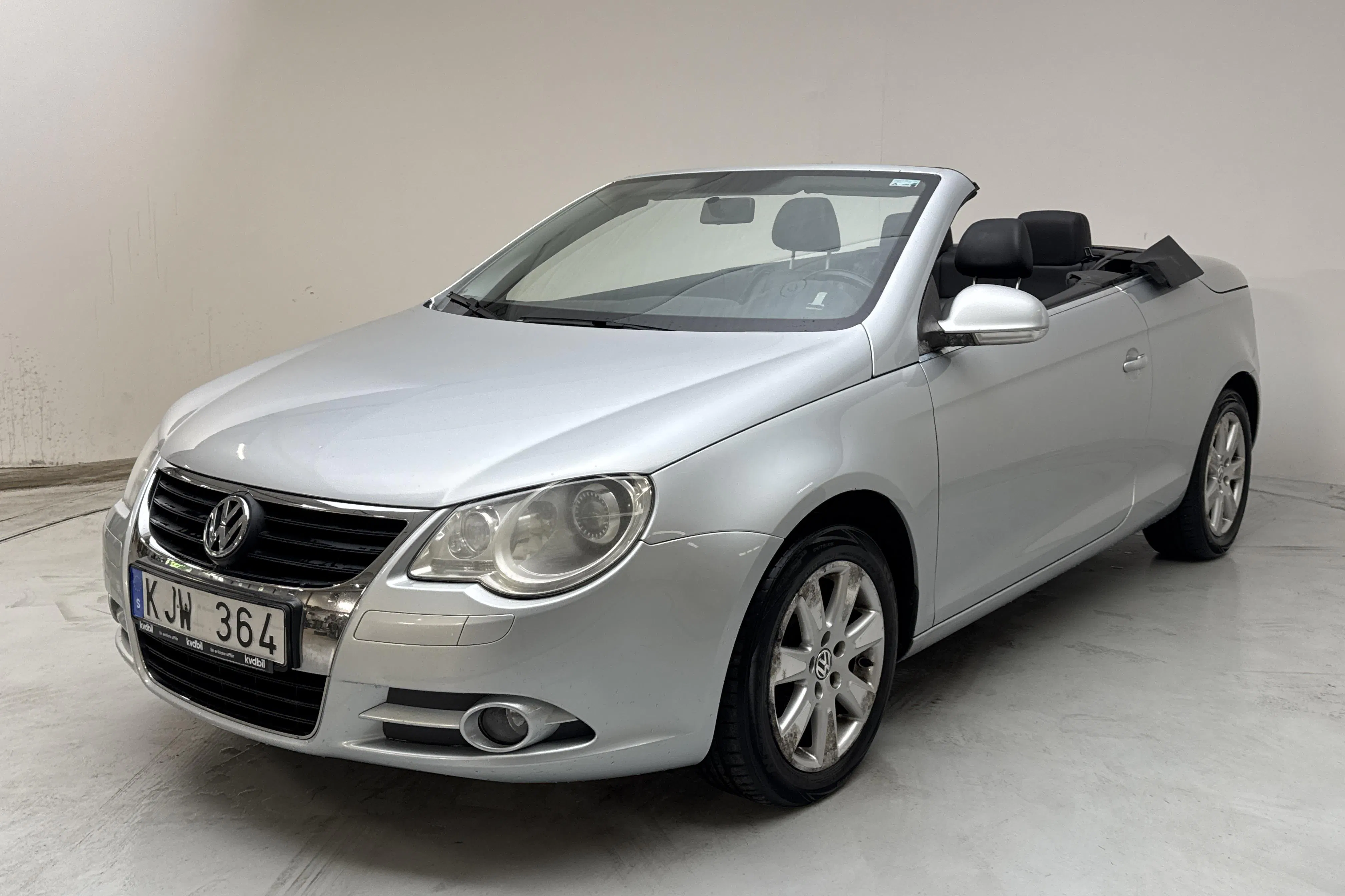 Presentationsfoto 1 av 15: VW Eos 2.0 FSI Cabriolet (150hk) - 23 820 mil - Manuell - silver - 2006