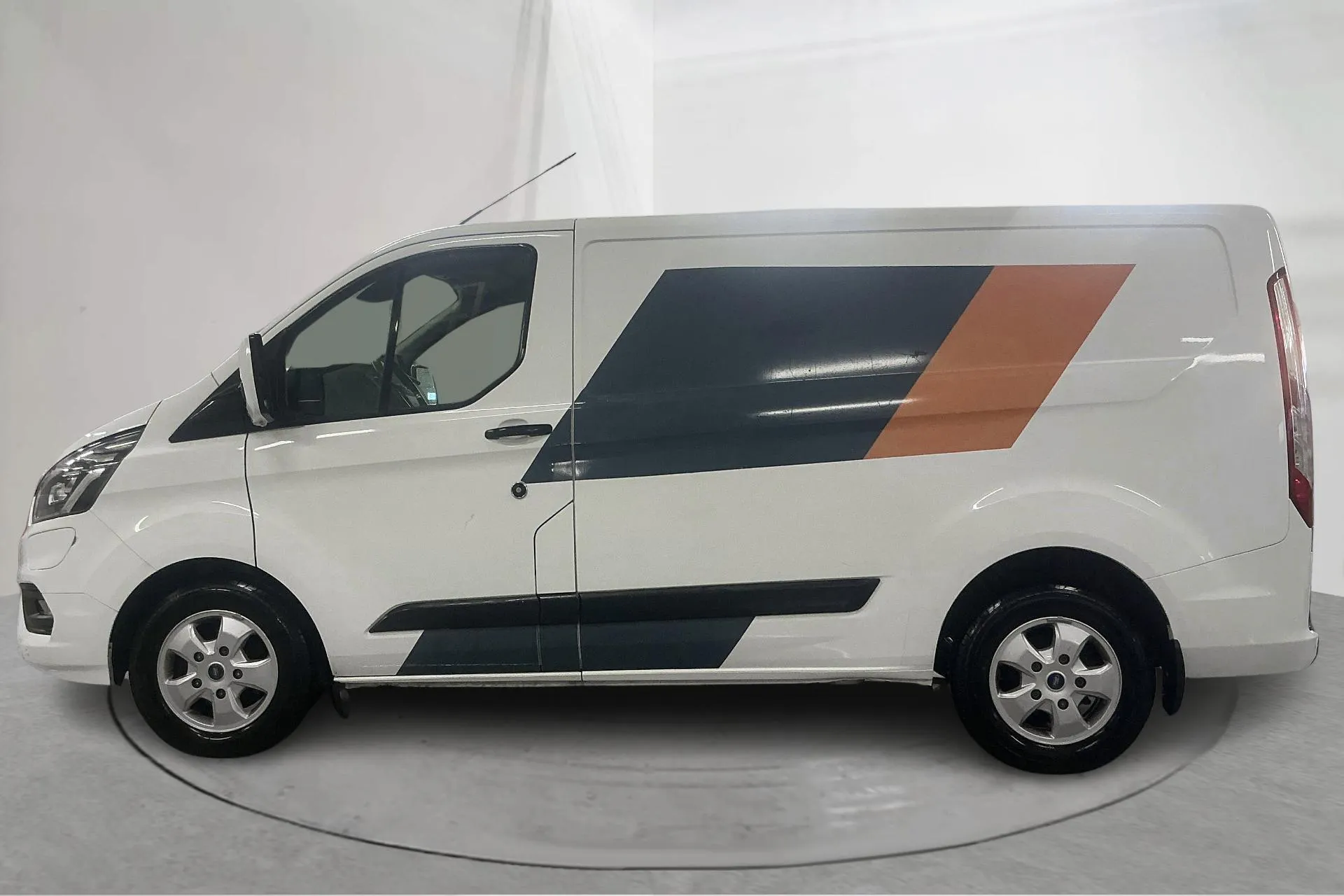 Presentationsfoto 2 av 22: Ford Tourneo Custom 340 PHEV (120hk) - 7 630 mil - Automat - vit - 2020